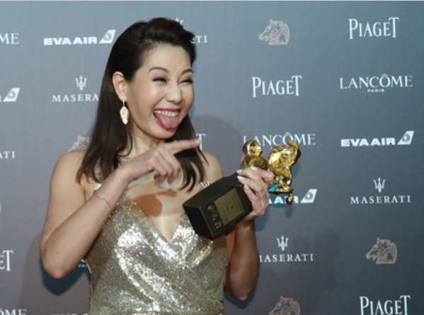 金馬獎最佳女配角獎,由演出《幸福城市》的丁寧奪下,表情逗趣,替這場金馬獎緩和了不少氣氛。 圖:中央社 金馬獎最佳女配角獎,由演出《幸福城市》的丁寧奪下,表情逗趣,替這場金馬獎緩和了不少氣氛。 圖:中央社
