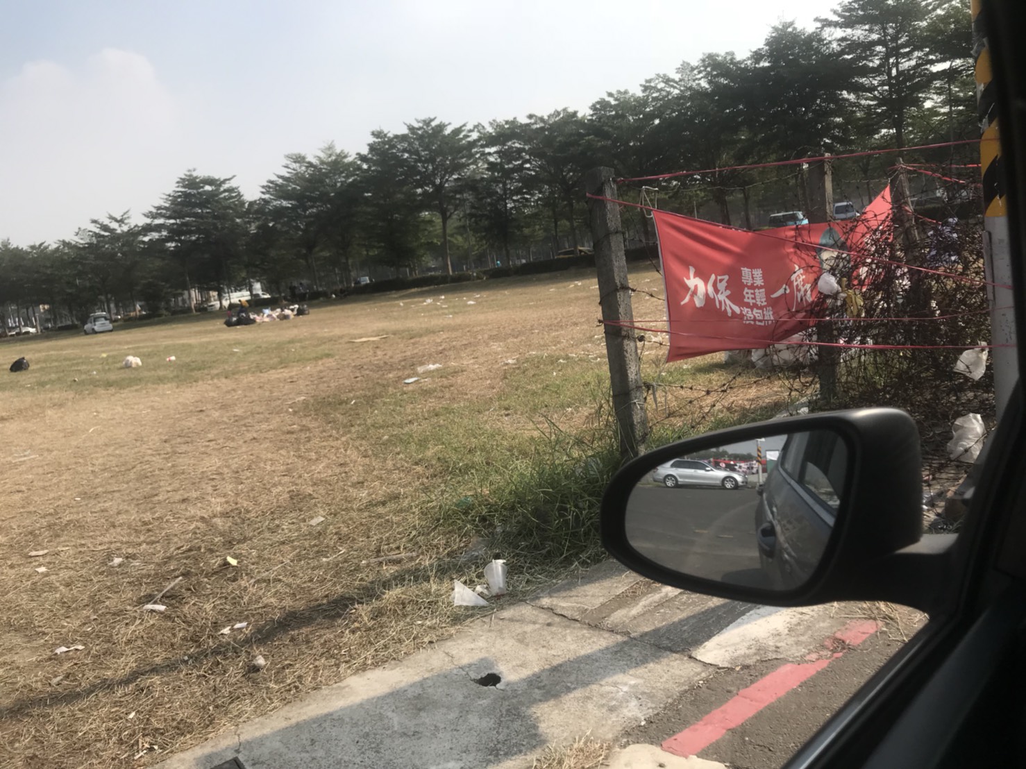 韓國瑜18日鳳山造勢晚會後滿地垃圾 圖:PTT 網頁 韓國瑜18日鳳山造勢晚會後滿地垃圾 圖:PTT 網頁