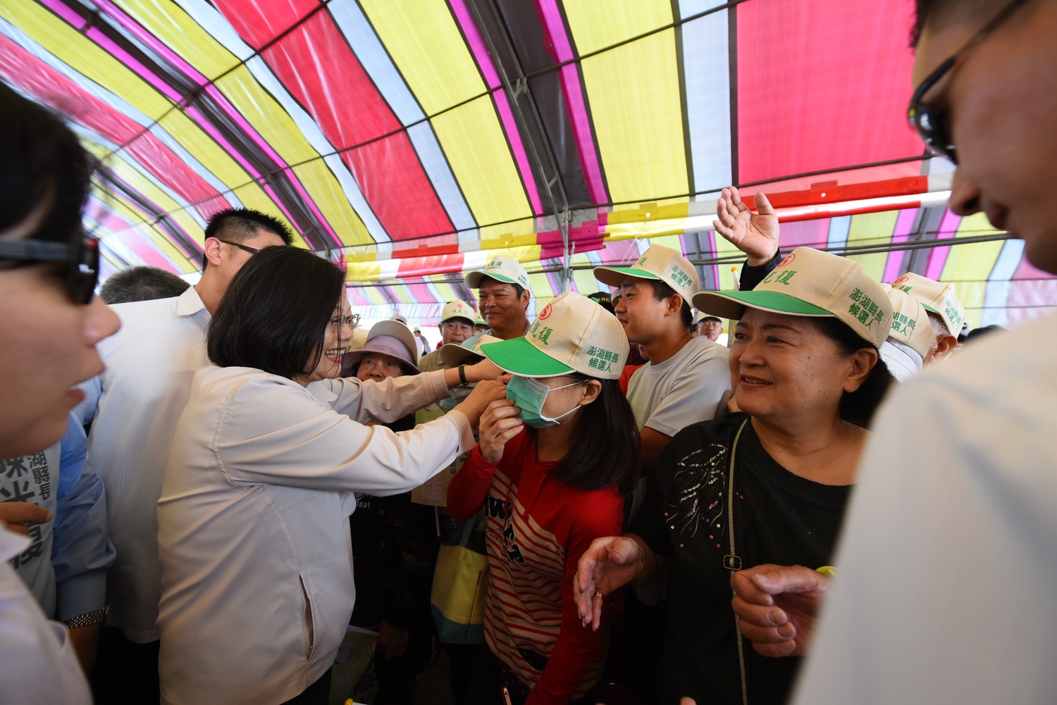 蔡英文與民進黨支持者握手。 圖 : 民進黨/提供 蔡英文與民進黨支持者握手。 圖 : 民進黨/提供