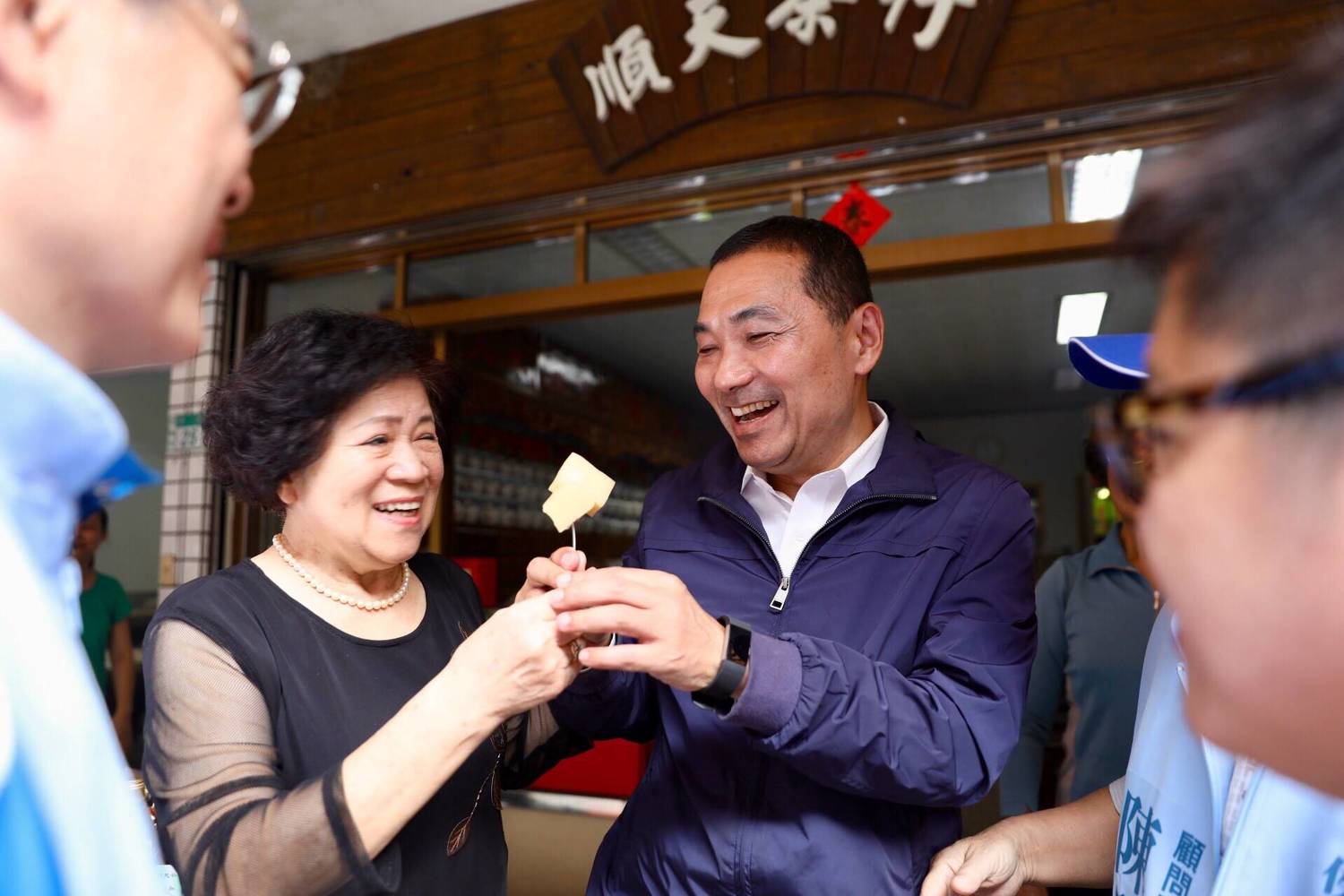 侯友宜與支持者寒暄。 圖 : 侯友宜競選辦公室/提供 侯友宜與支持者寒暄。 圖 : 侯友宜競選辦公室/提供