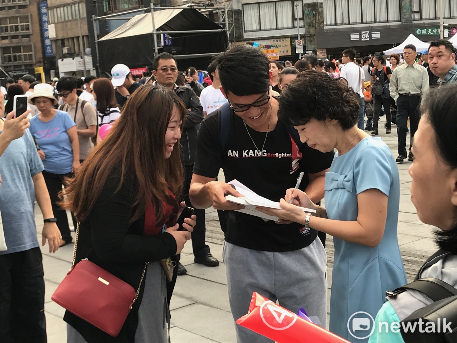 柯文哲妻子陳佩琪幫民眾簽名。 圖 : 周煊惠 / 攝 柯文哲妻子陳佩琪幫民眾簽名。 圖 : 周煊惠 / 攝