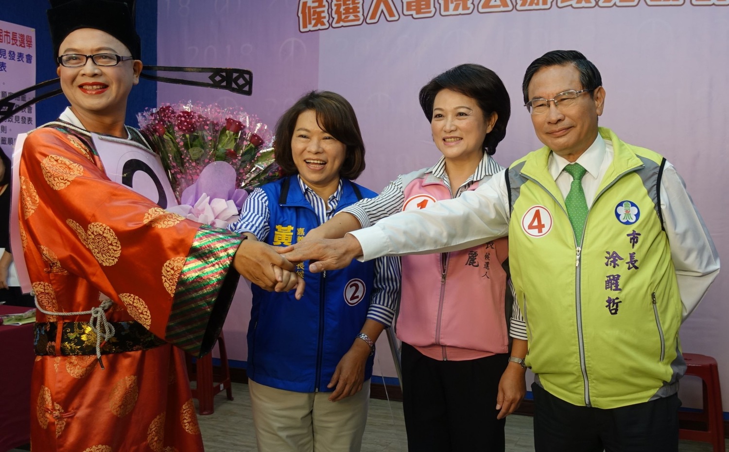 嘉義市長候選人齊聚,參加嘉義市長候選人電視政見發表會,民進黨候選人涂醒哲(右1),無黨籍候選人蕭淑麗(右2),國民黨候選人黃敏惠(左2)。 圖:源自涂醒哲競選辦公室。 嘉義市長候選人齊聚,參加嘉義市長候選人電視政見發表會,民進黨候選人涂醒哲(右1),無黨籍候選人蕭淑麗(右2),國民黨候選人黃敏惠(左2)。 圖:源自涂醒哲競選辦公室。