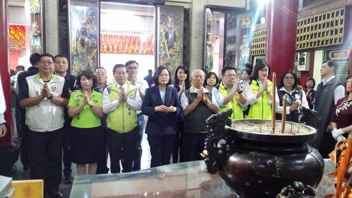 總統蔡英文在涂醒哲陪同下,到嘉義市溫陵媽廟還願參拜。 圖:涂醒哲競選團隊/提供 總統蔡英文在涂醒哲陪同下,到嘉義市溫陵媽廟還願參拜。 圖:涂醒哲競選團隊/提供