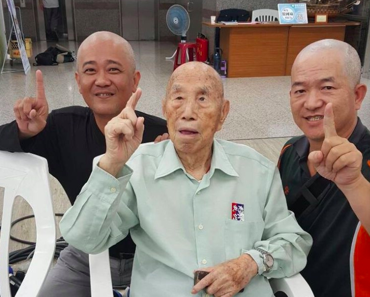 韓國瑜徵禿子「照亮高雄」,101歲人瑞嚴永發老先生(中)也報名參加。 圖:韓國瑜競選團隊/提供 韓國瑜徵禿子「照亮高雄」,101歲人瑞嚴永發老先生(中)也報名參加。 圖:韓國瑜競選團隊/提供