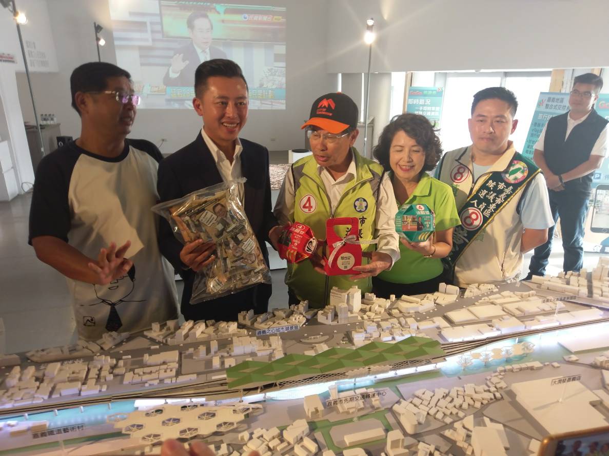 涂醒哲送嘉義市在地小店家《融合度》的掛耳包咖啡禮盒給林志堅,意在表達兩個姊妹市「融合度100%」的友誼。 圖:涂醒哲競辦提供 涂醒哲送嘉義市在地小店家《融合度》的掛耳包咖啡禮盒給林志堅,意在表達兩個姊妹市「融合度100%」的友誼。 圖:涂醒哲競辦提供