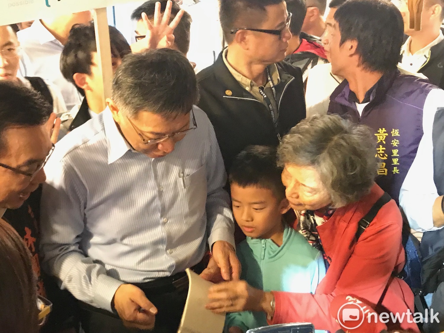 柯文哲幫支持者簽名。 圖 : 周煊惠 / 攝 柯文哲幫支持者簽名。 圖 : 周煊惠 / 攝