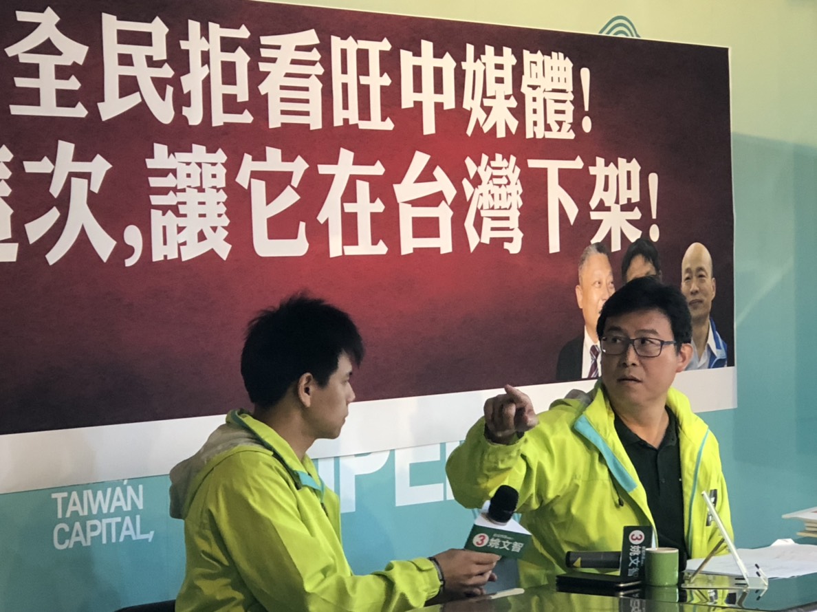 Yao Wenzhi sent off the news conference in the morning and went to the Taipei District Audit Office to report the false report.