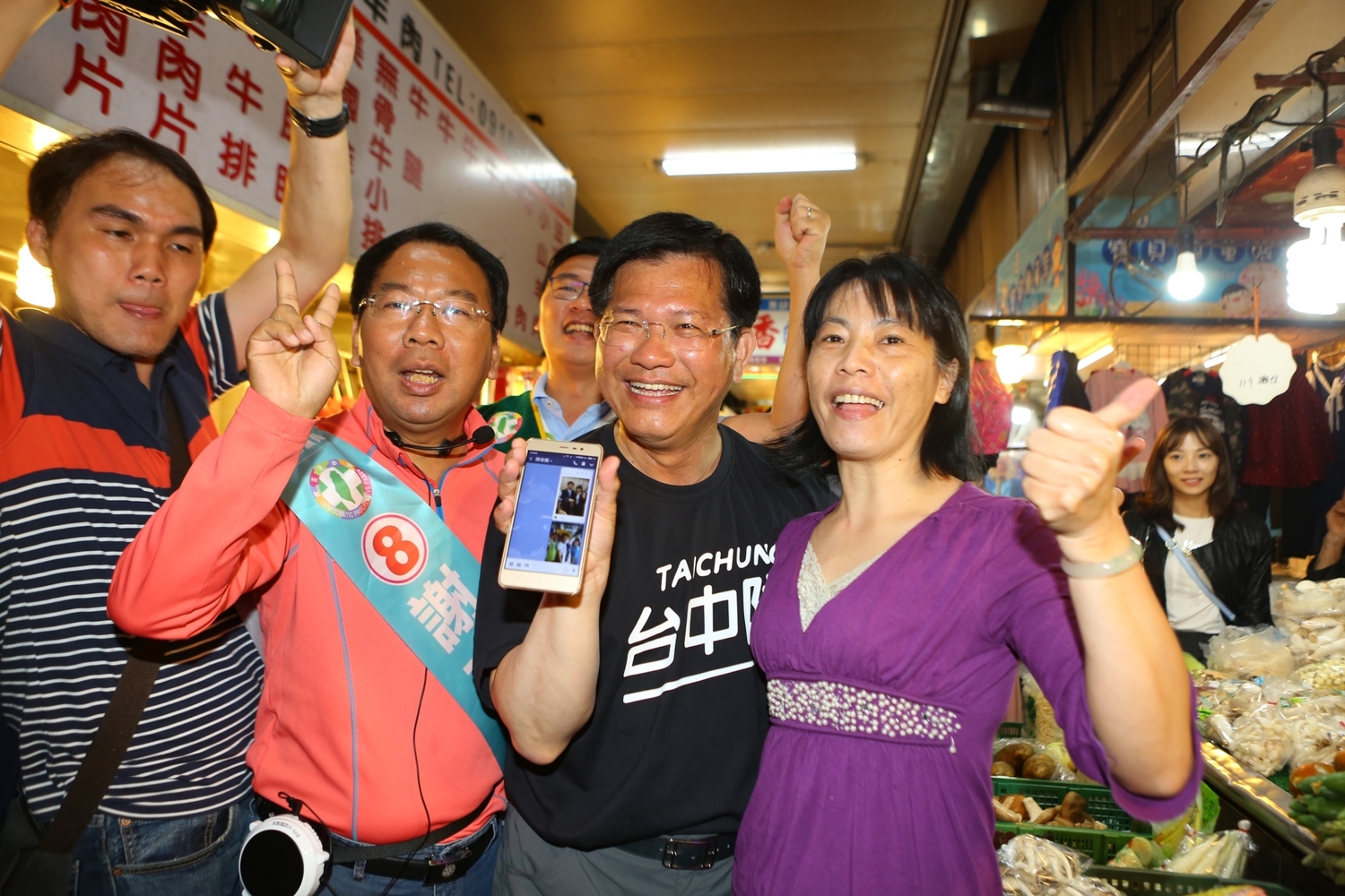 林佳龍今天到豐原市場拜票。 林佳龍競選總部/提供 林佳龍今天到豐原市場拜票。 林佳龍競選總部/提供