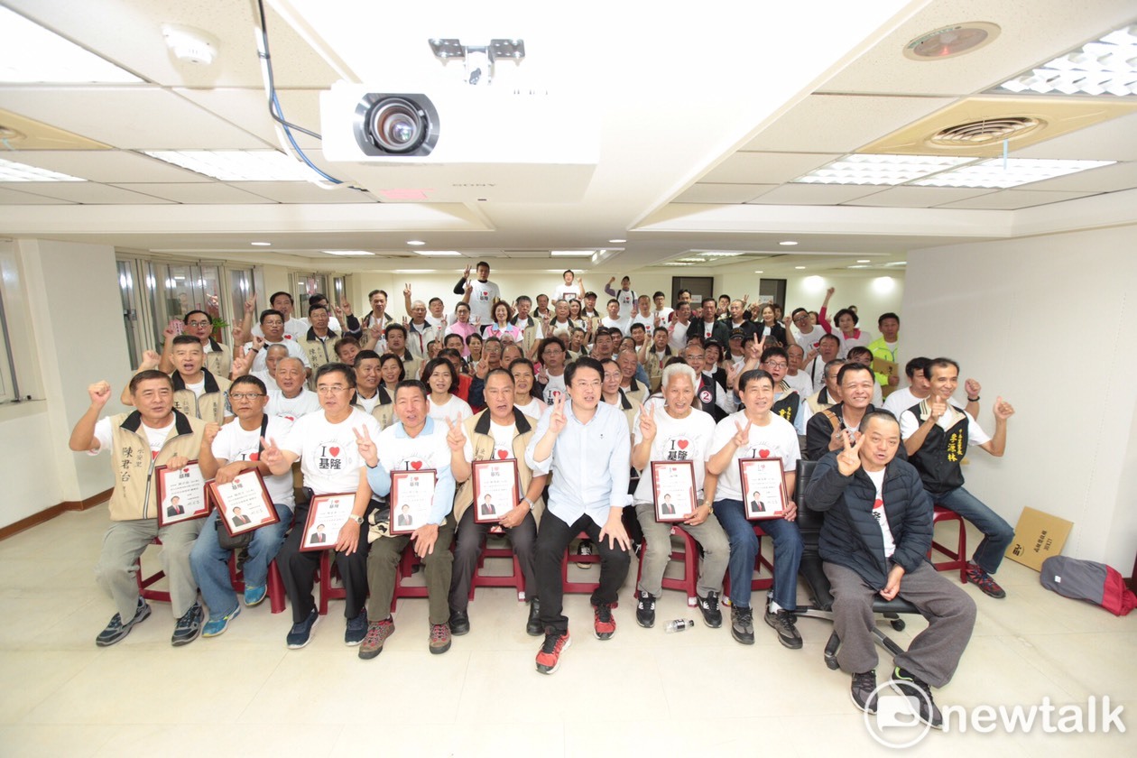 林右昌與里長合影。 圖 : 林右昌競選辦公室 / 提供 林右昌與里長合影。 圖 : 林右昌競選辦公室 / 提供