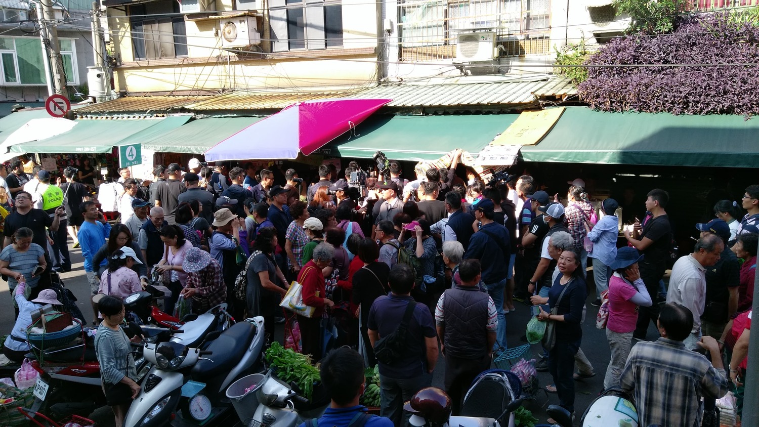 柯文哲受到民眾、媒體包圍。 圖:陳佩君/攝 柯文哲受到民眾、媒體包圍。 圖:陳佩君/攝