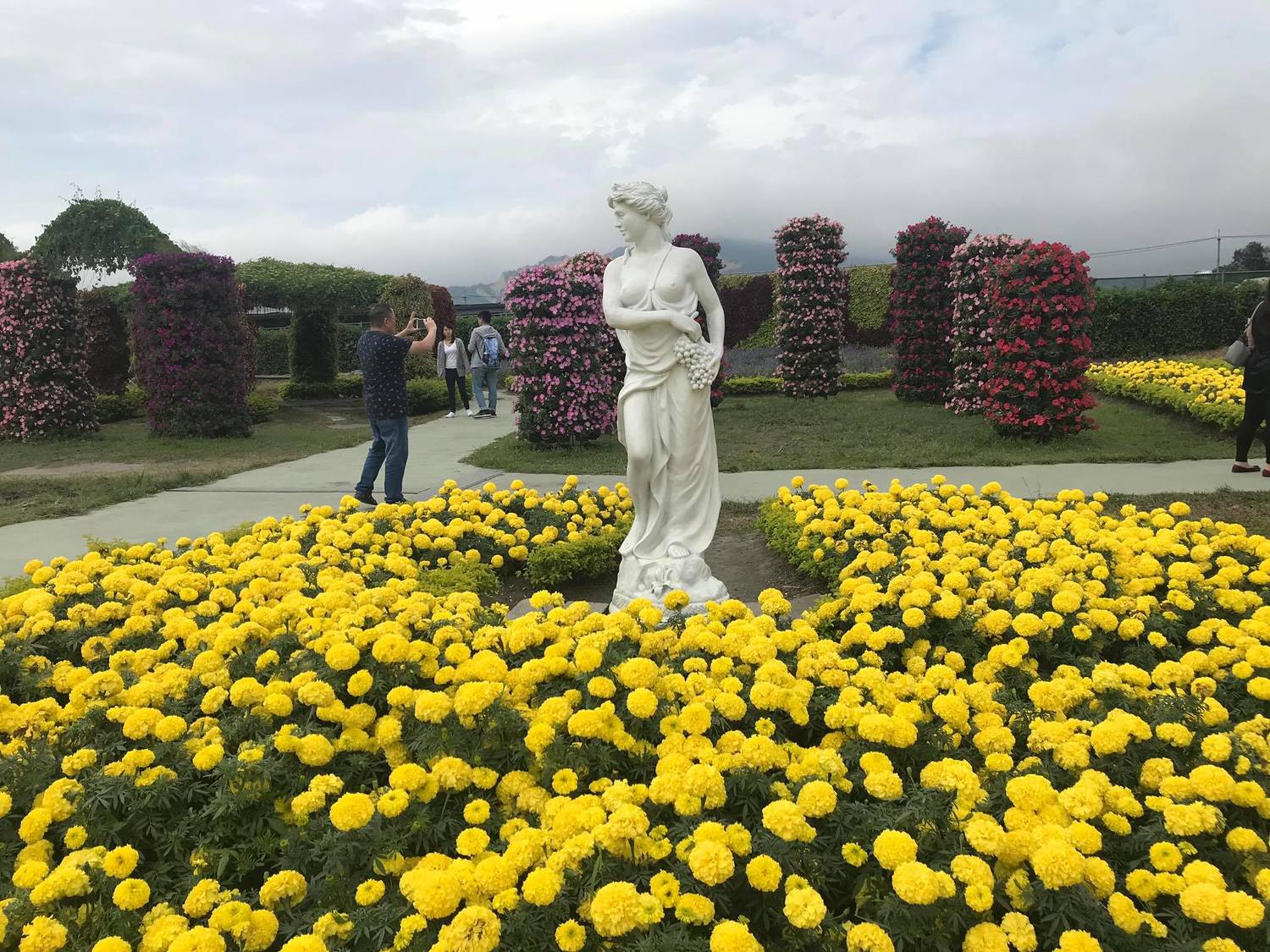歐式花園的藝術造景維納斯。 圖:截自中社觀光花市臉書 歐式花園的藝術造景維納斯。 圖:截自中社觀光花市臉書