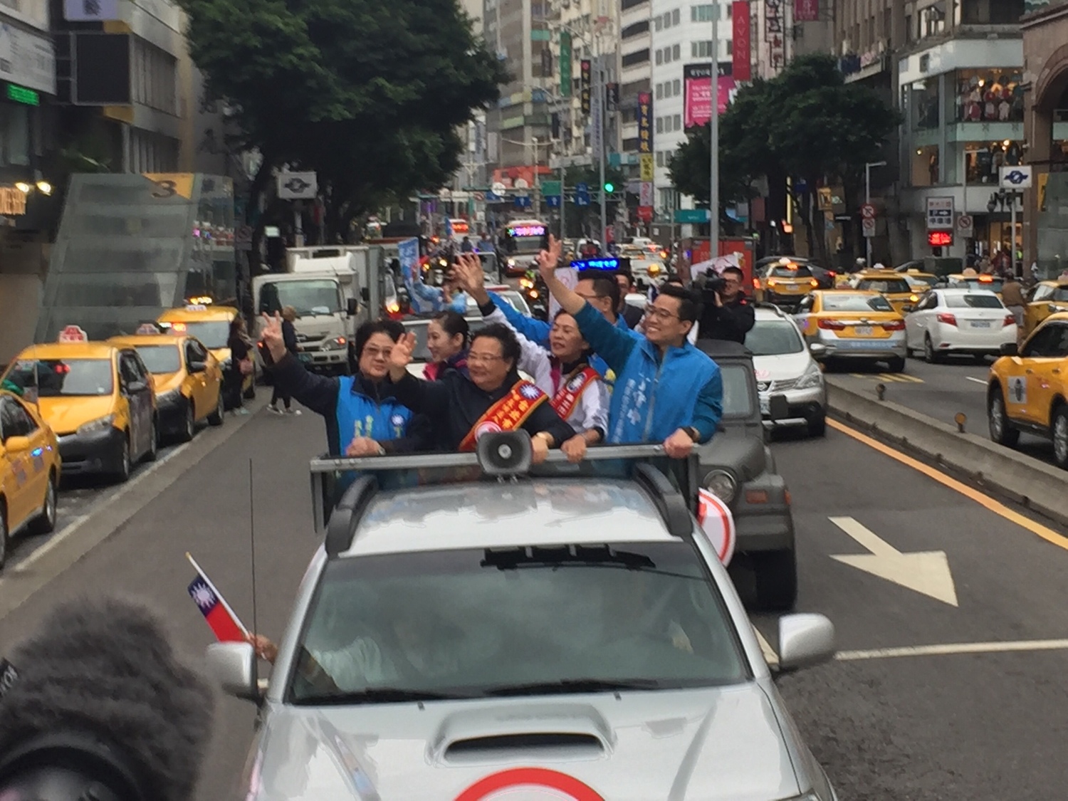 丁守中下午車隊掃街打出家人牌,太太溫子苓與小兒子都全體出動。 圖:趙婉淳/攝 丁守中下午車隊掃街打出家人牌,太太溫子苓與小兒子都全體出動。 圖:趙婉淳/攝