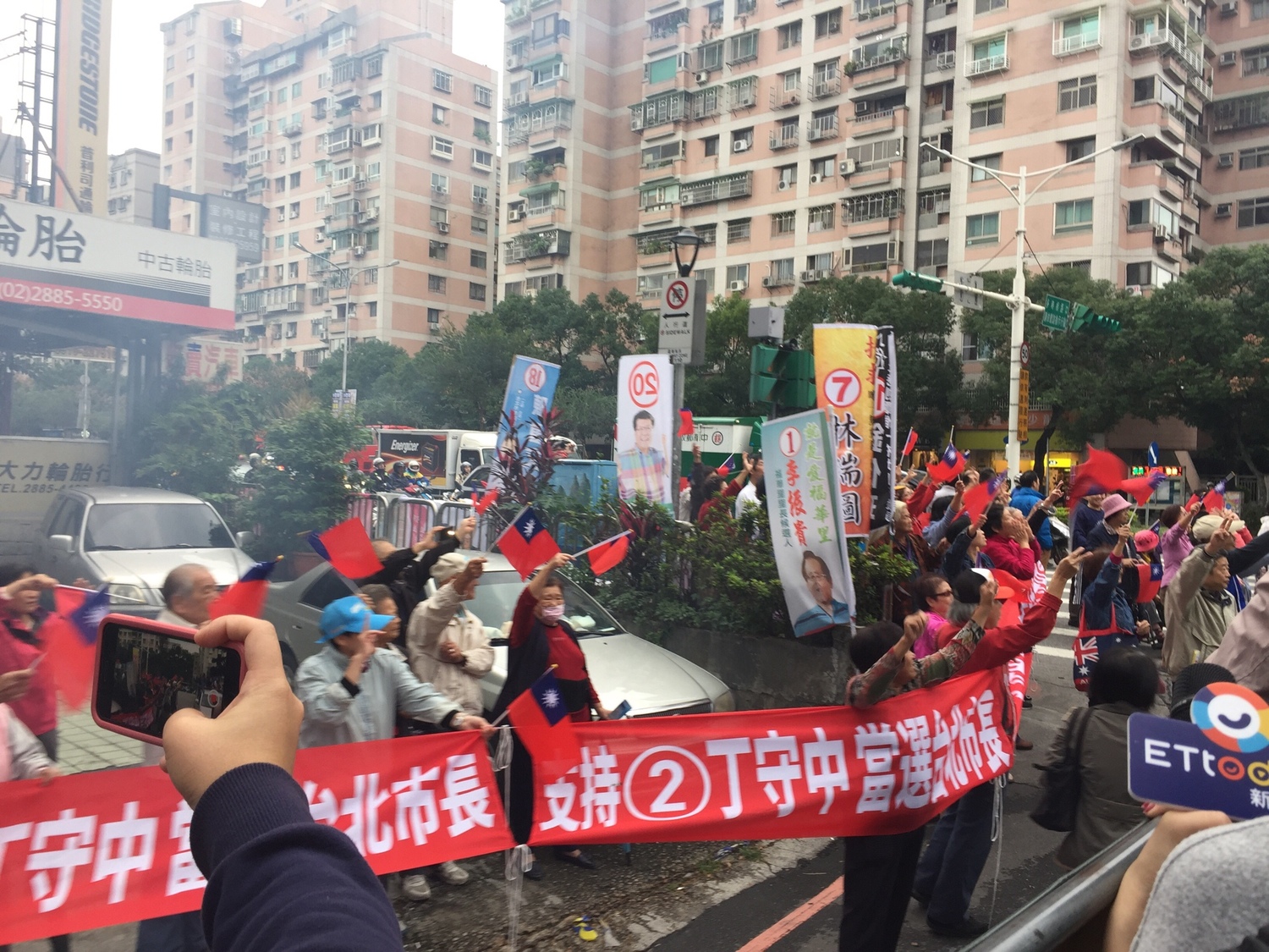 也放起鞭炮為丁守中炒熱氣氛。 圖:趙婉淳/攝 也放起鞭炮為丁守中炒熱氣氛。 圖:趙婉淳/攝