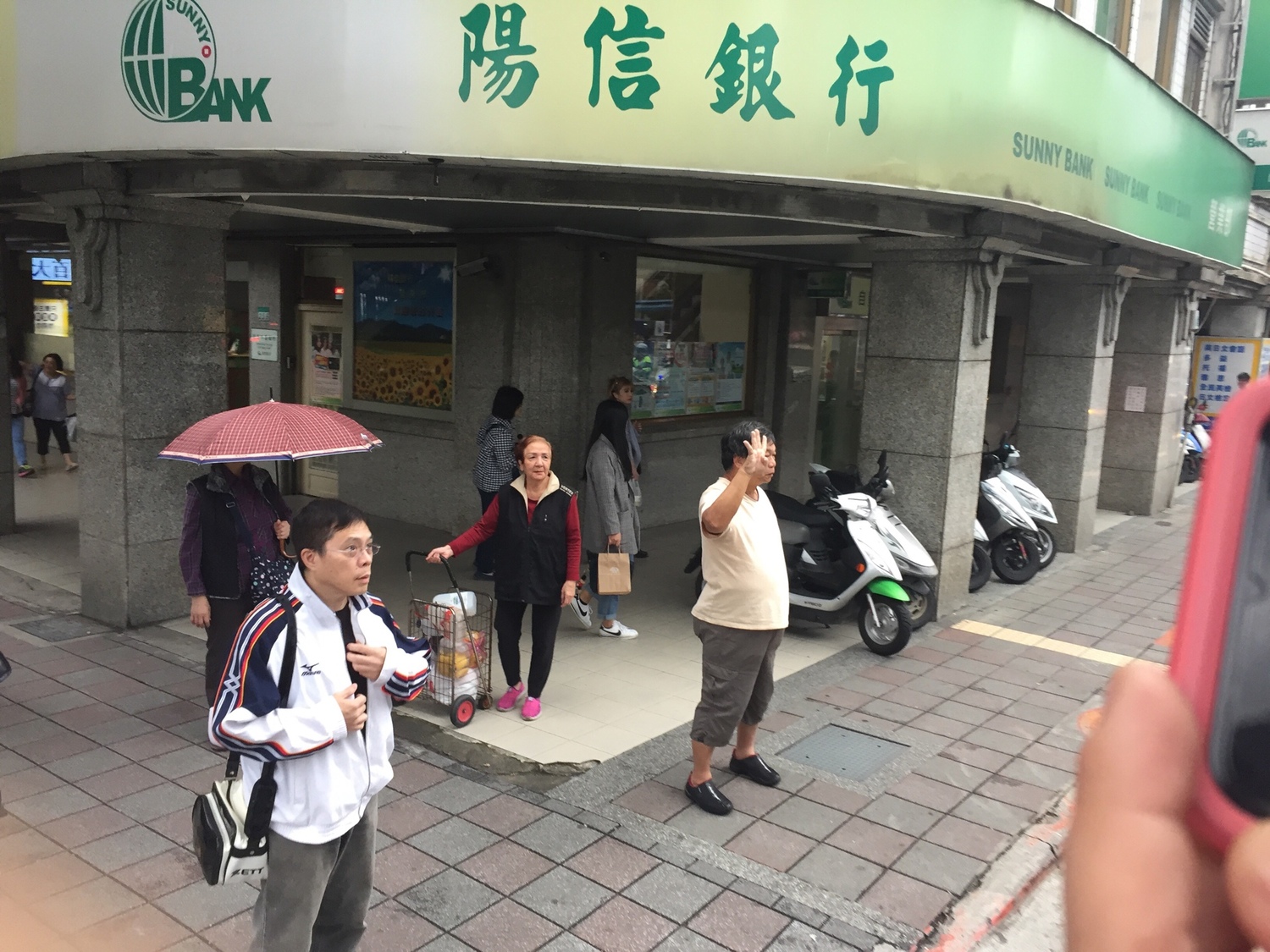 不過,也有稀疏的柯粉在街角高舉4號支持爭取連任的市長柯文哲。 圖:趙婉淳/攝 不過,也有稀疏的柯粉在街角高舉4號支持爭取連任的市長柯文哲。 圖:趙婉淳/攝