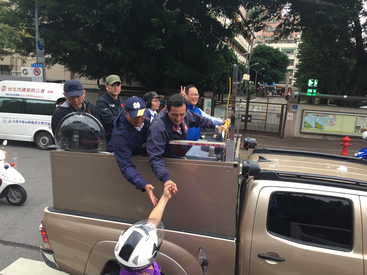 民眾熱情地走向前與前總統馬英九握手。 圖:趙婉淳/攝 民眾熱情地走向前與前總統馬英九握手。 圖:趙婉淳/攝
