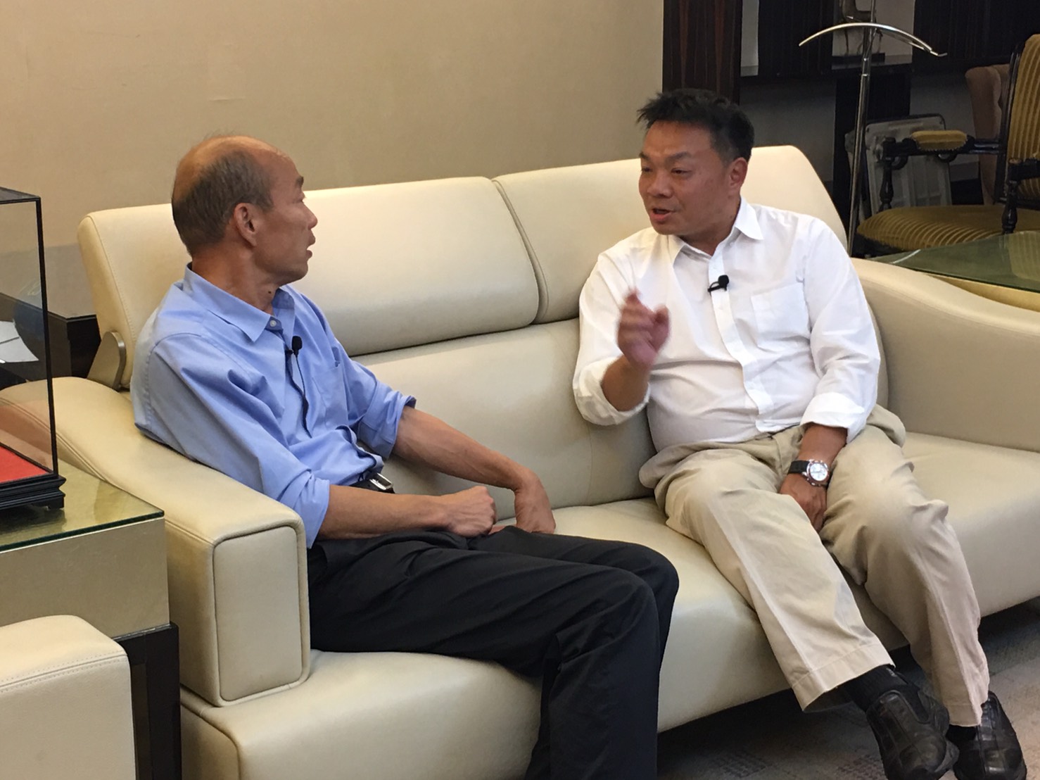 高思博和韓國瑜促膝長談,表示將徹底解決兩市偏鄉的醫療、建設、教育、經濟等四大問題。 圖:高思博競選總部提供 高思博和韓國瑜促膝長談,表示將徹底解決兩市偏鄉的醫療、建設、教育、經濟等四大問題。 圖:高思博競選總部提供