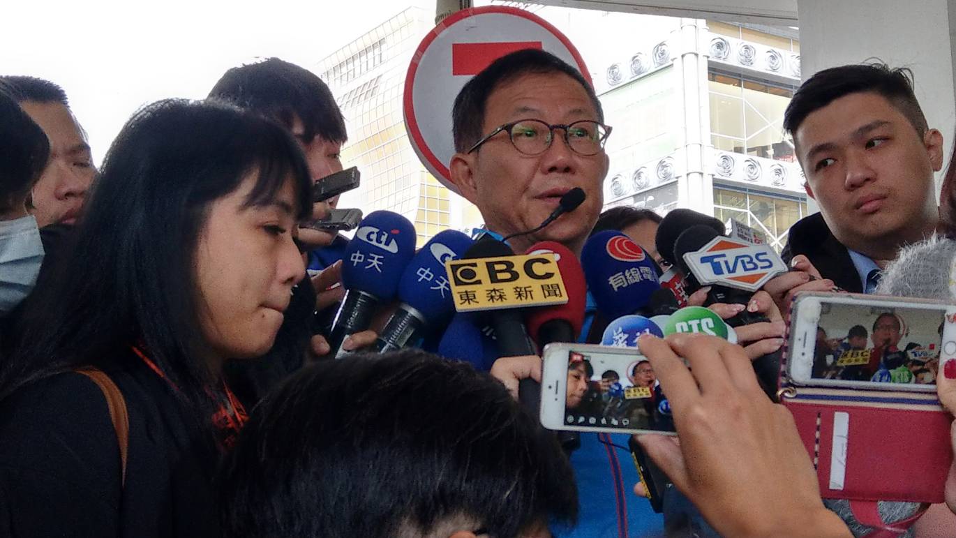 國民黨台北市長候選人丁守中今天上午到內湖南港車隊掃街,下午到松山信義掃街。 圖:趙婉淳/攝 國民黨台北市長候選人丁守中今天上午到內湖南港車隊掃街,下午到松山信義掃街。 圖:趙婉淳/攝