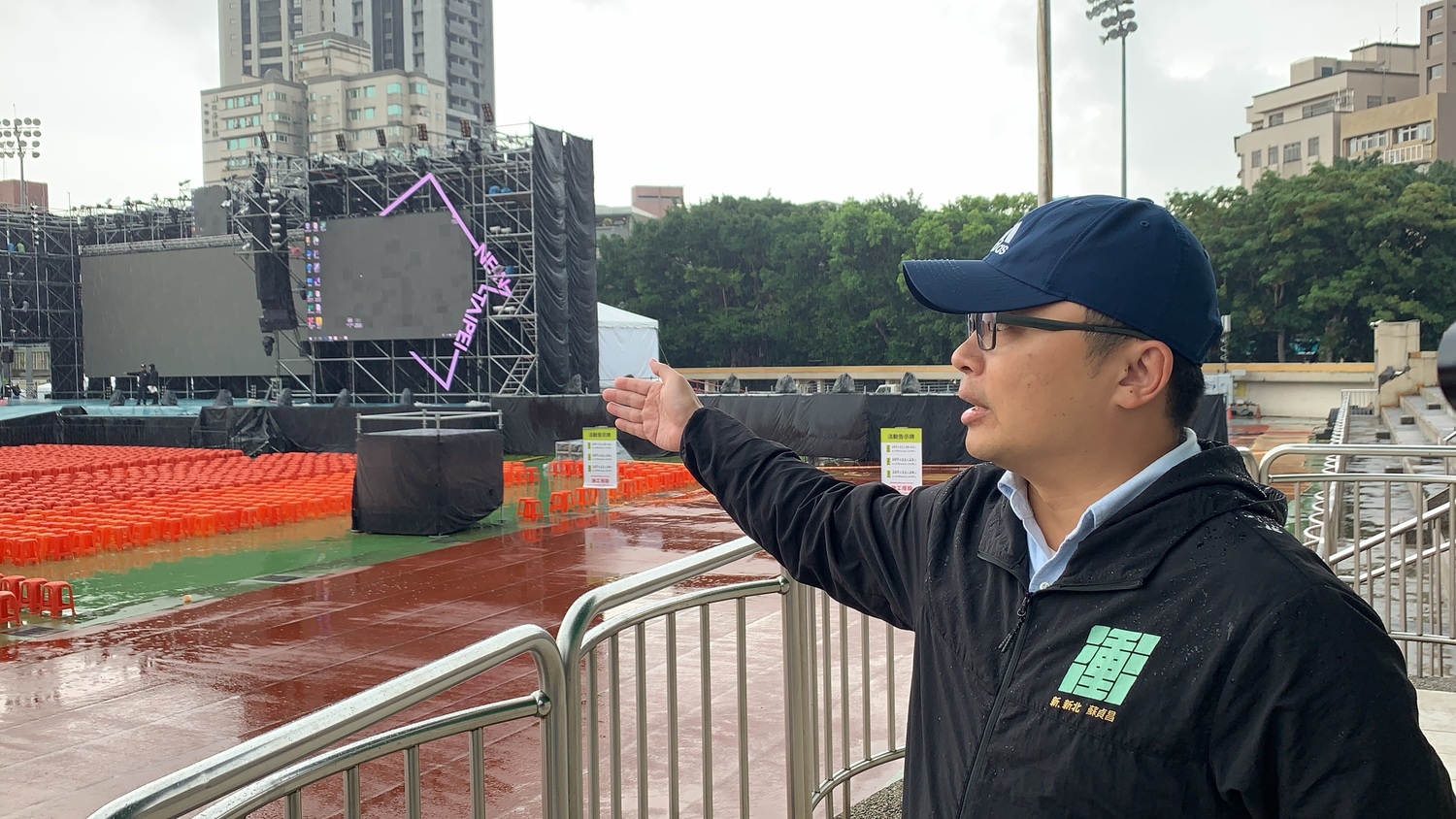 針對選前之夜的舞台設計,蘇貞昌競選辦公室文宣活動部主任翁世豪今(23)日接受媒體聯訪。 圖:蘇貞昌競選辦公室提供 針對選前之夜的舞台設計,蘇貞昌競選辦公室文宣活動部主任翁世豪今(23)日接受媒體聯訪。 圖:蘇貞昌競選辦公室提供