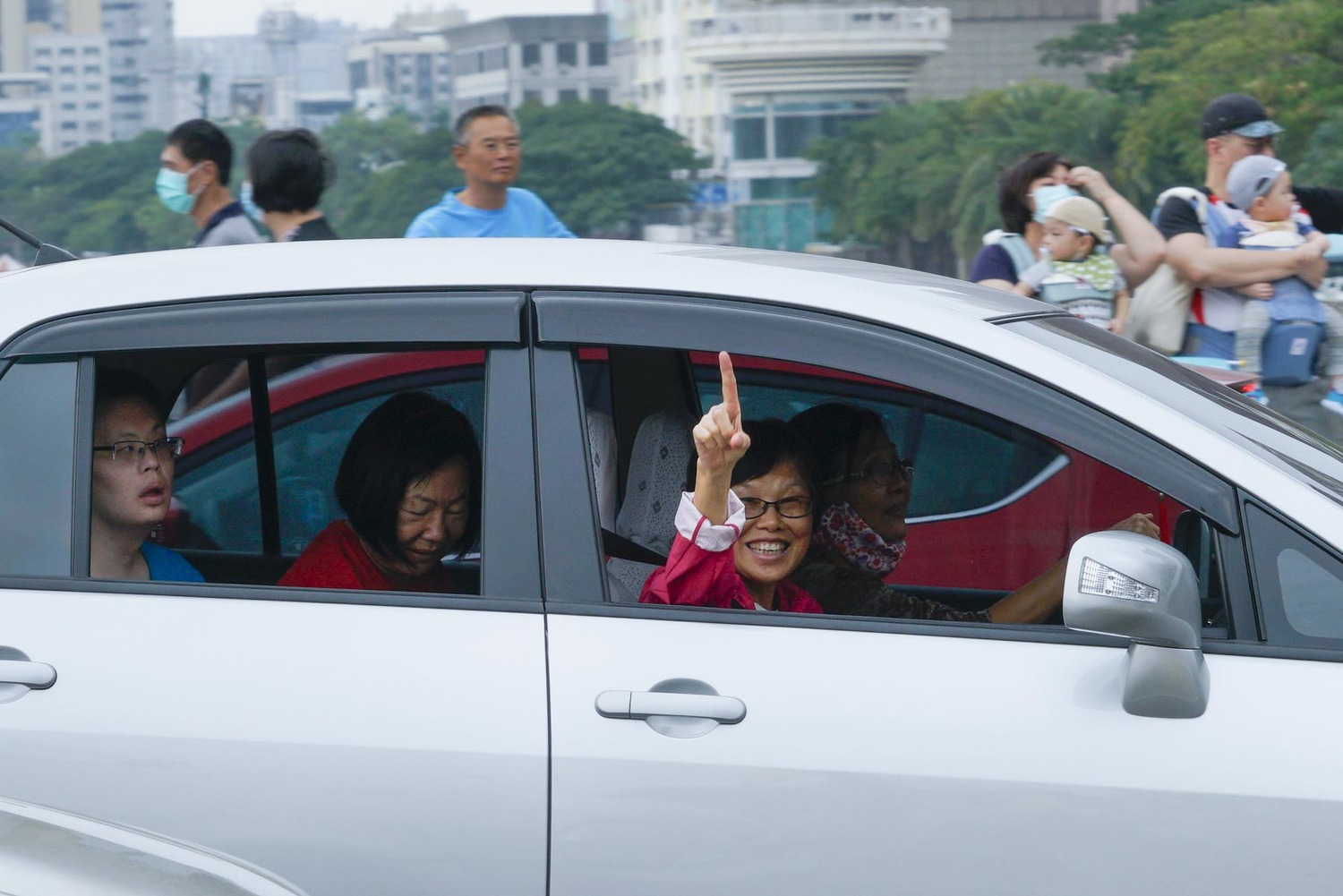 一位韓國瑜的支持者在車上比出代表韓國瑜的一號手勢。 圖:張良一/攝 一位韓國瑜的支持者在車上比出代表韓國瑜的一號手勢。 圖:張良一/攝