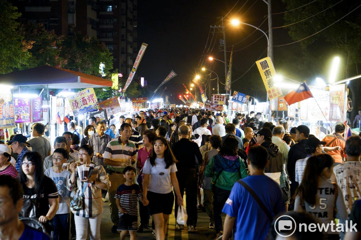 韓國瑜岡山造勢晚會會場外的夜市人潮洶湧。 圖:張良一/攝 韓國瑜岡山造勢晚會會場外的夜市人潮洶湧。 圖:張良一/攝
