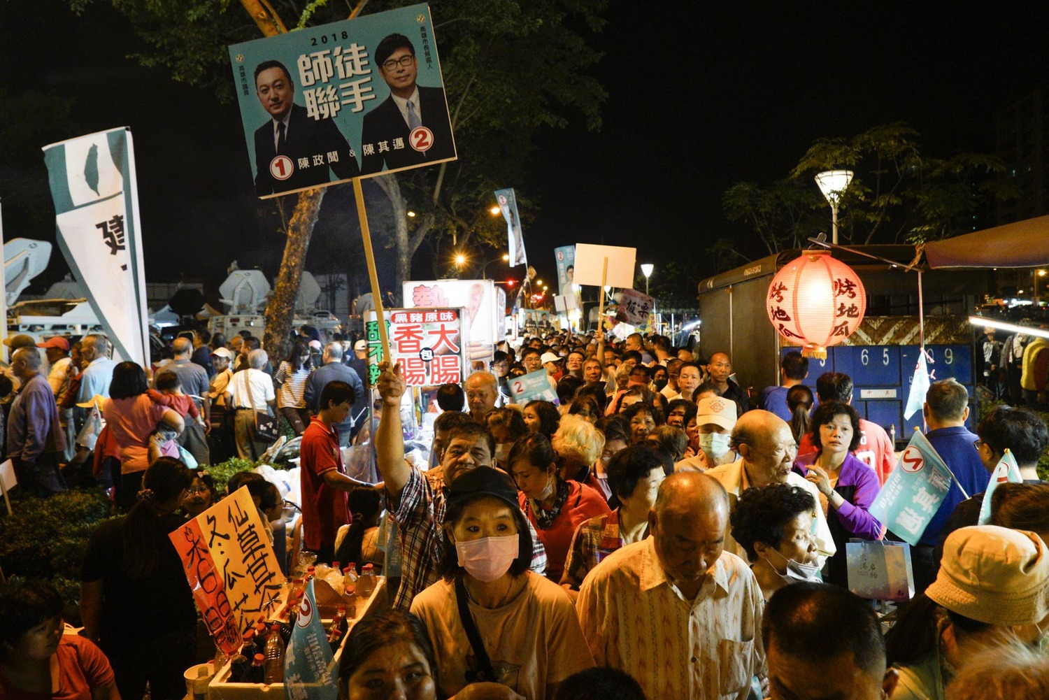 陳其邁岡山造勢晚會會場外的夜市人潮洶湧。 圖:張良一/攝 陳其邁岡山造勢晚會會場外的夜市人潮洶湧。 圖:張良一/攝