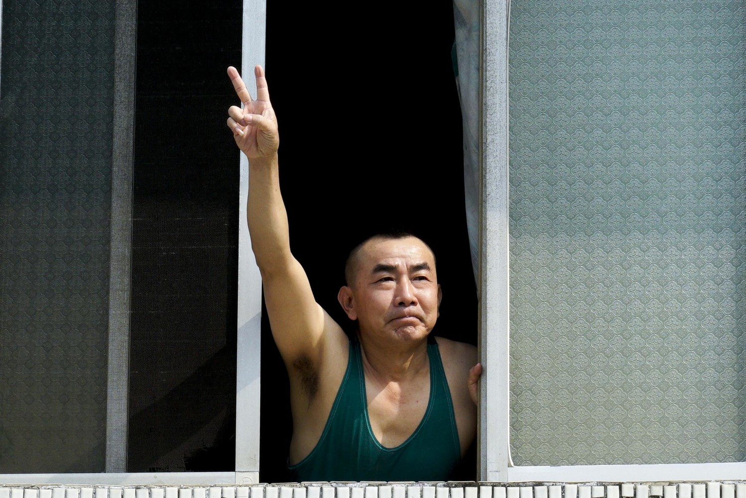 高雄林園一位民眾在自家二樓比出代表陳其邁的二號手勢。 圖:張良一/攝 高雄林園一位民眾在自家二樓比出代表陳其邁的二號手勢。 圖:張良一/攝