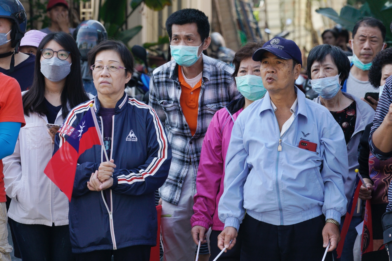 韓國瑜支持者在街頭等待韓國瑜到來。 圖:張良一/攝 韓國瑜支持者在街頭等待韓國瑜到來。 圖:張良一/攝