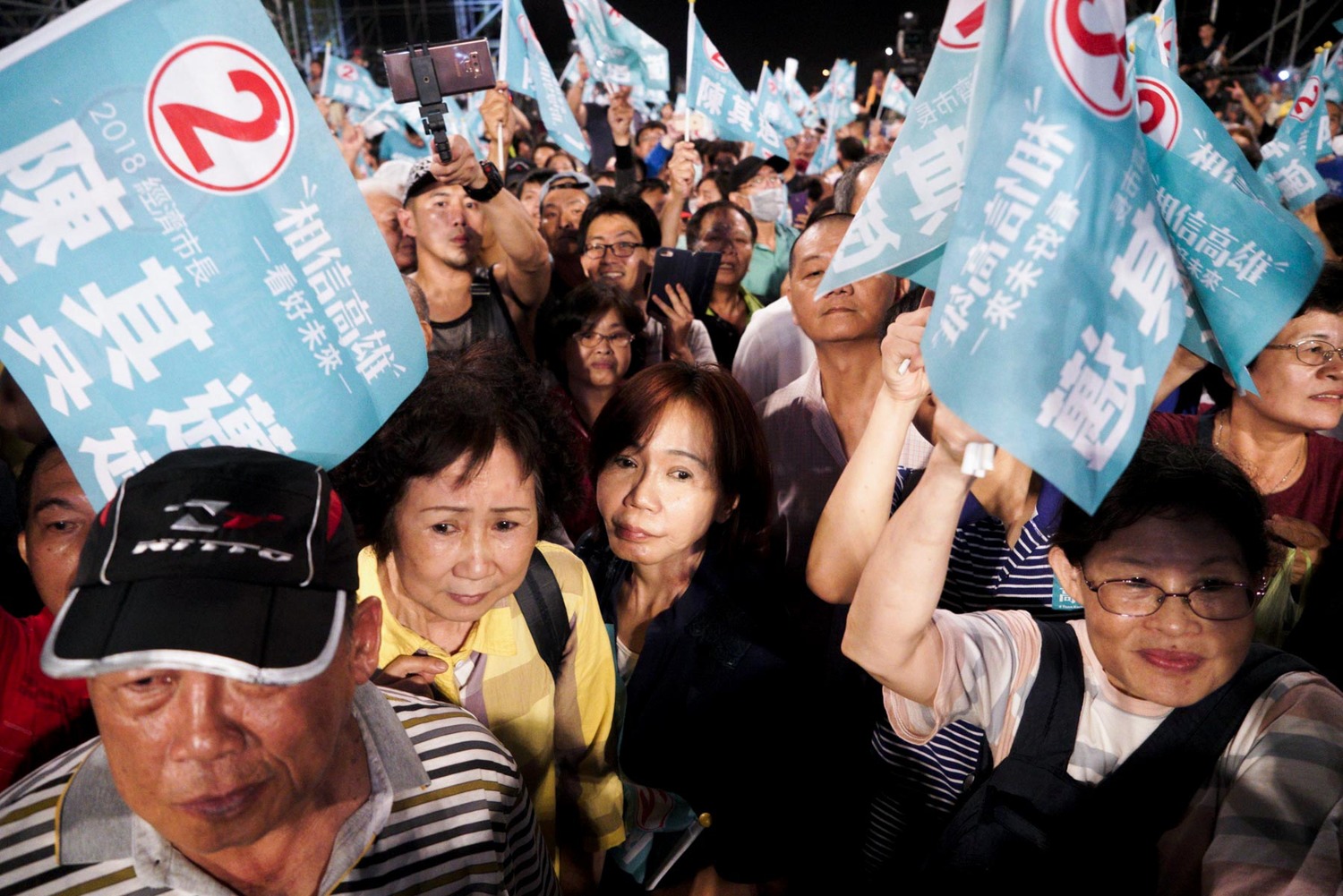陳其邁支持者在岡山造勢晚會聆聽演講。 圖:張良一/攝 陳其邁支持者在岡山造勢晚會聆聽演講。 圖:張良一/攝