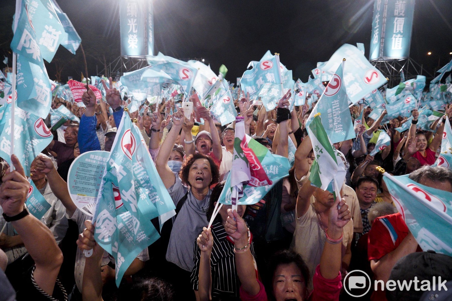 陳其邁岡山造勢晚會會場上的激動支持者。 圖:張良一/攝 陳其邁岡山造勢晚會會場上的激動支持者。 圖:張良一/攝