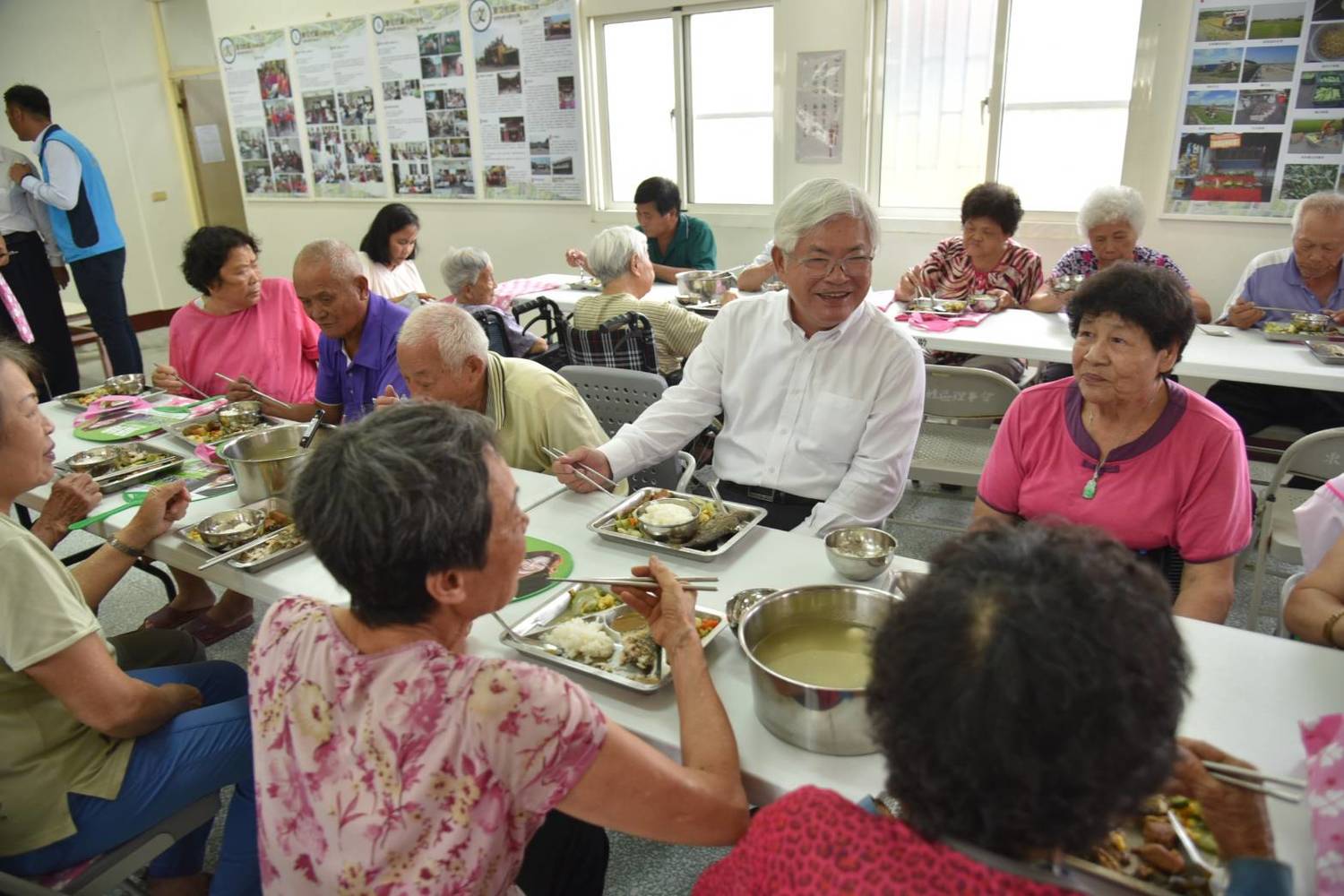 李進勇表示,上任後即推動長青食堂與長照2.0,看見雲林縣內長者因長青食堂的共融,臉上嶄露的笑容,是最大的鼓舞。 圖:李進勇競辦提供 李進勇表示,上任後即推動長青食堂與長照2.0,看見雲林縣內長者因長青食堂的共融,臉上嶄露的笑容,是最大的鼓舞。 圖:李進勇競辦提供