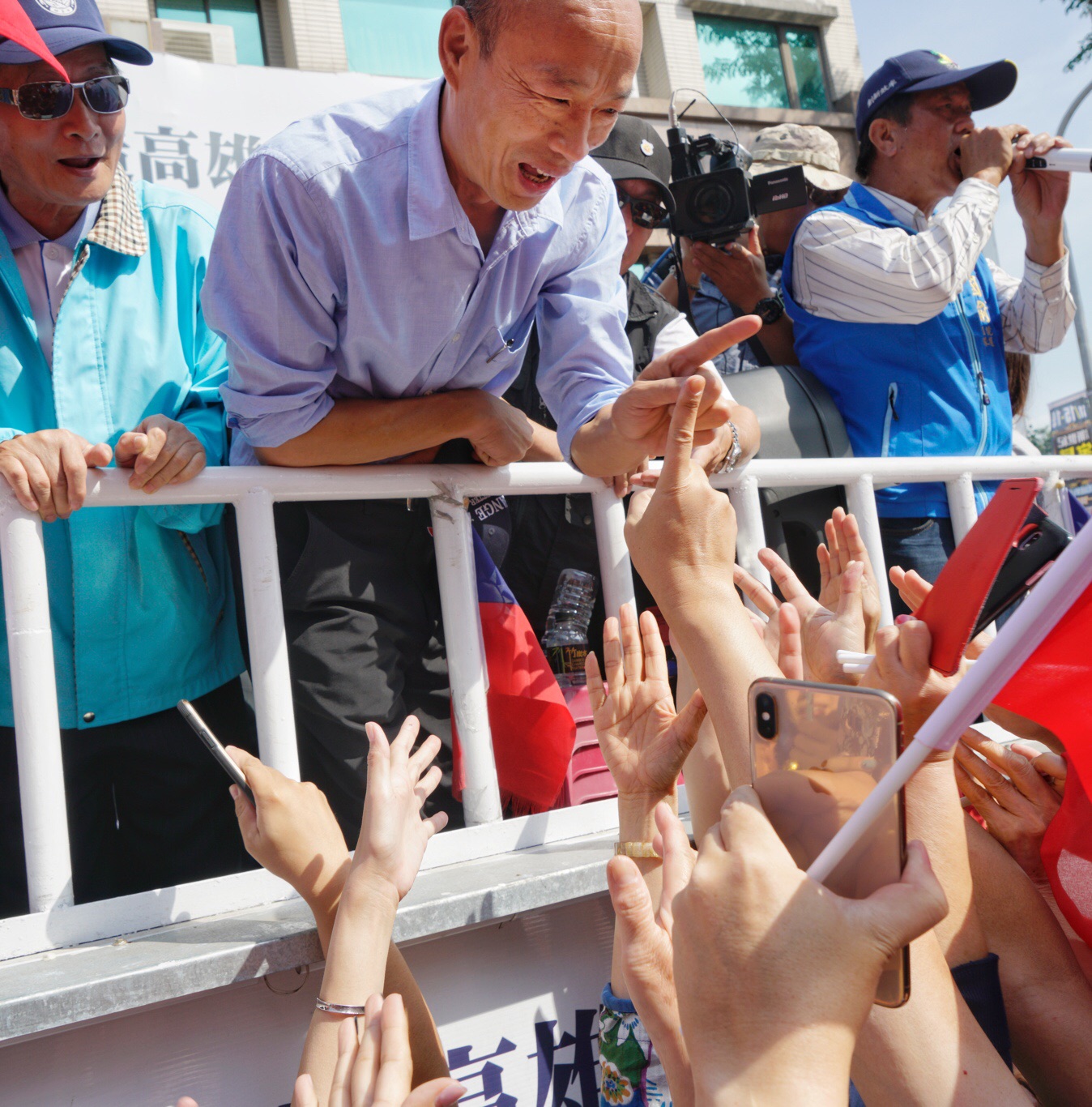 國民黨高雄市長候選人韓國瑜今(23)日上午前往左楠地區掃街拜票。 圖:張良一/攝 國民黨高雄市長候選人韓國瑜今(23)日上午前往左楠地區掃街拜票。 圖:張良一/攝