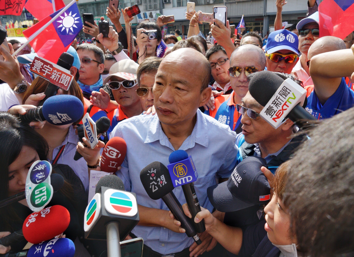 國民黨高雄市長候選人韓國瑜今(23)日上午前往左楠地區掃街拜票。 圖:張良一/攝 國民黨高雄市長候選人韓國瑜今(23)日上午前往左楠地區掃街拜票。 圖:張良一/攝