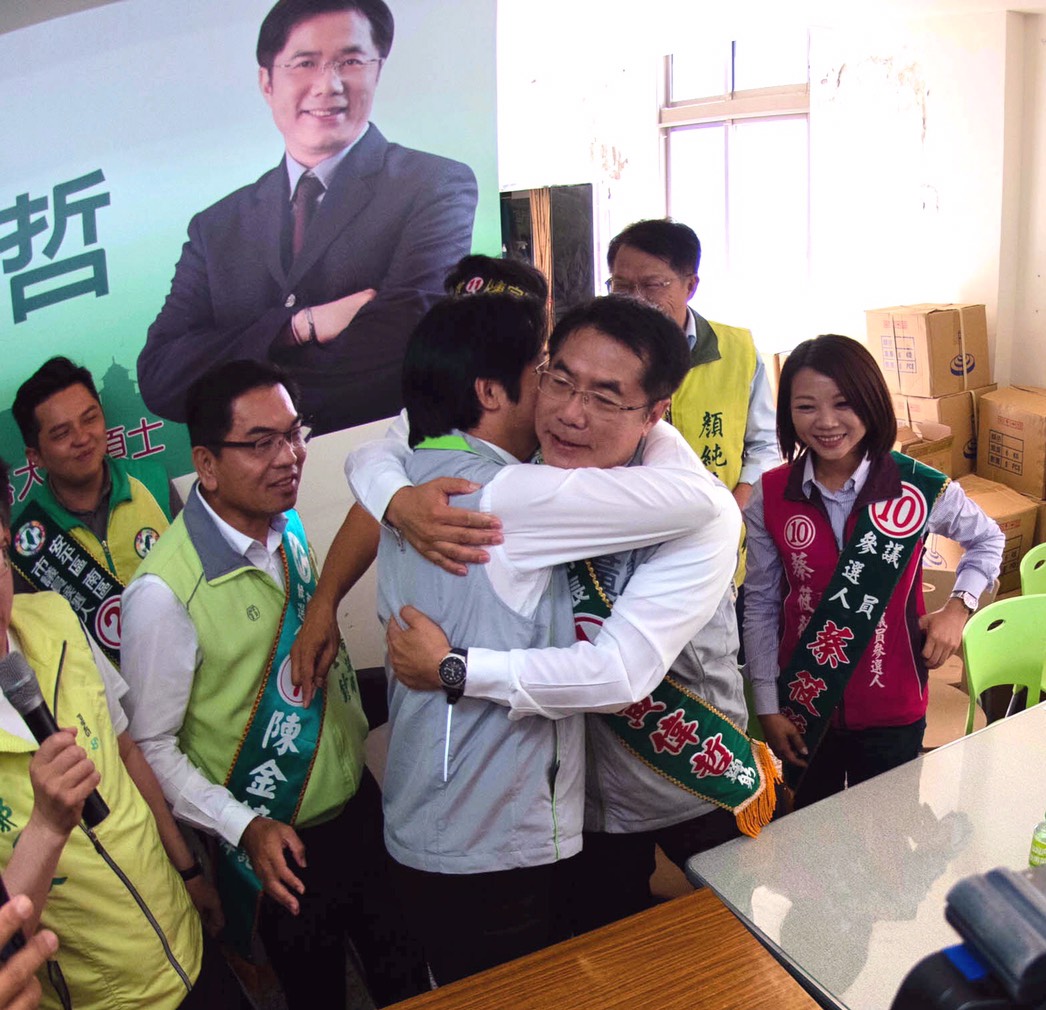 民進黨台南市長候選人黃偉哲與行政院長賴清德合體,兩人熱情擁抱互相勉勵 ,兩人還一起站上宣傳車掃街拜票。賴清德沿途向民眾拜票請託,希望能讓黃偉哲順利當選台南市長,延續市府好的施政。 圖/黃博郎攝 民進黨台南市長候選人黃偉哲與行政院長賴清德合體,兩人熱情擁抱互相勉勵 ,兩人還一起站上宣傳車掃街拜票。賴清德沿途向民眾拜票請託,希望能讓黃偉哲順利當選台南市長,延續市府好的施政。 圖/黃博郎攝