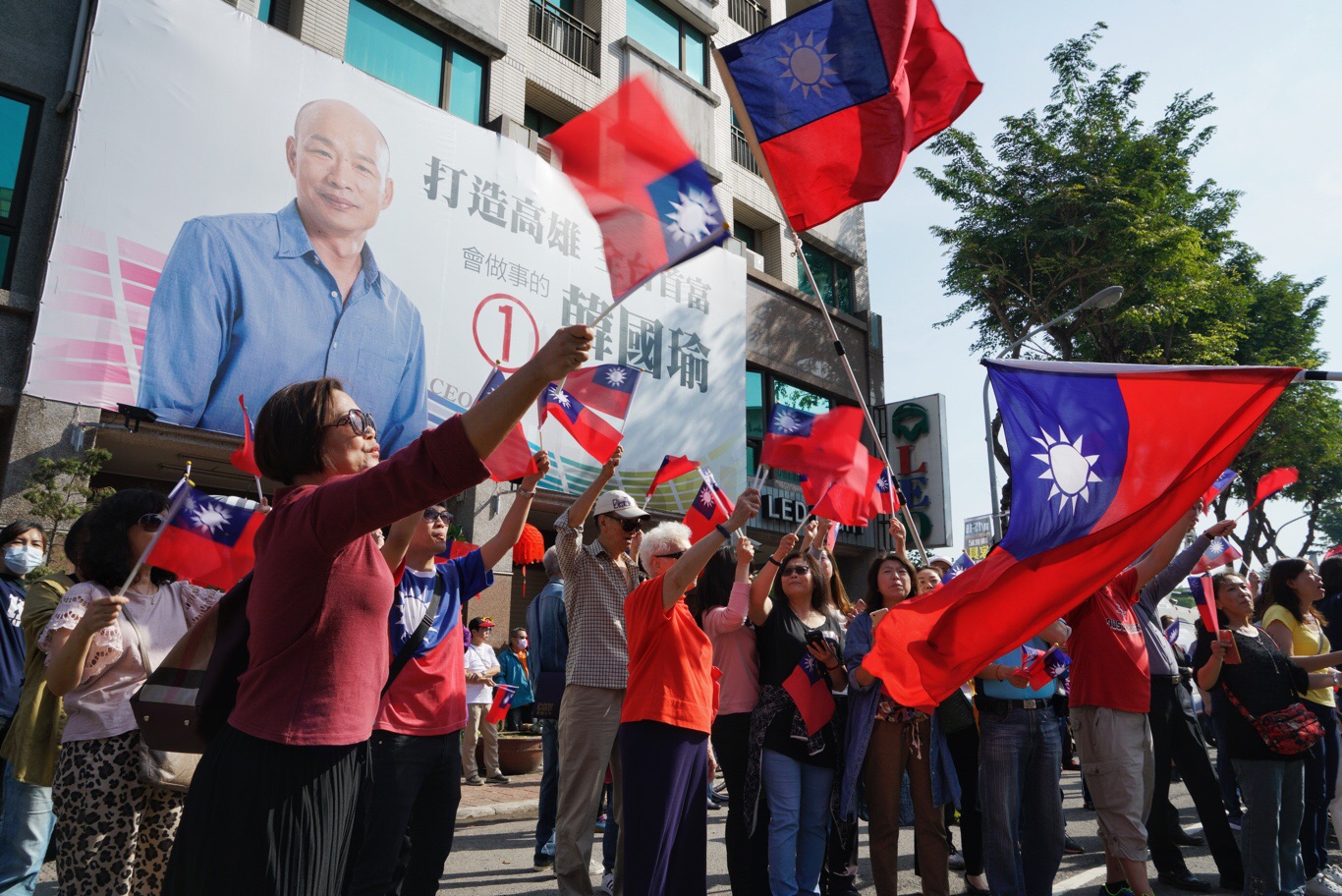 國民黨高雄市長候選人韓國瑜今(23)日上午前往左楠地區掃街拜票,民眾手拿國旗集結,熱鬧氛圍彷彿嘉年華。 圖:張良一/攝 國民黨高雄市長候選人韓國瑜今(23)日上午前往左楠地區掃街拜票,民眾手拿國旗集結,熱鬧氛圍彷彿嘉年華。 圖:張良一/攝