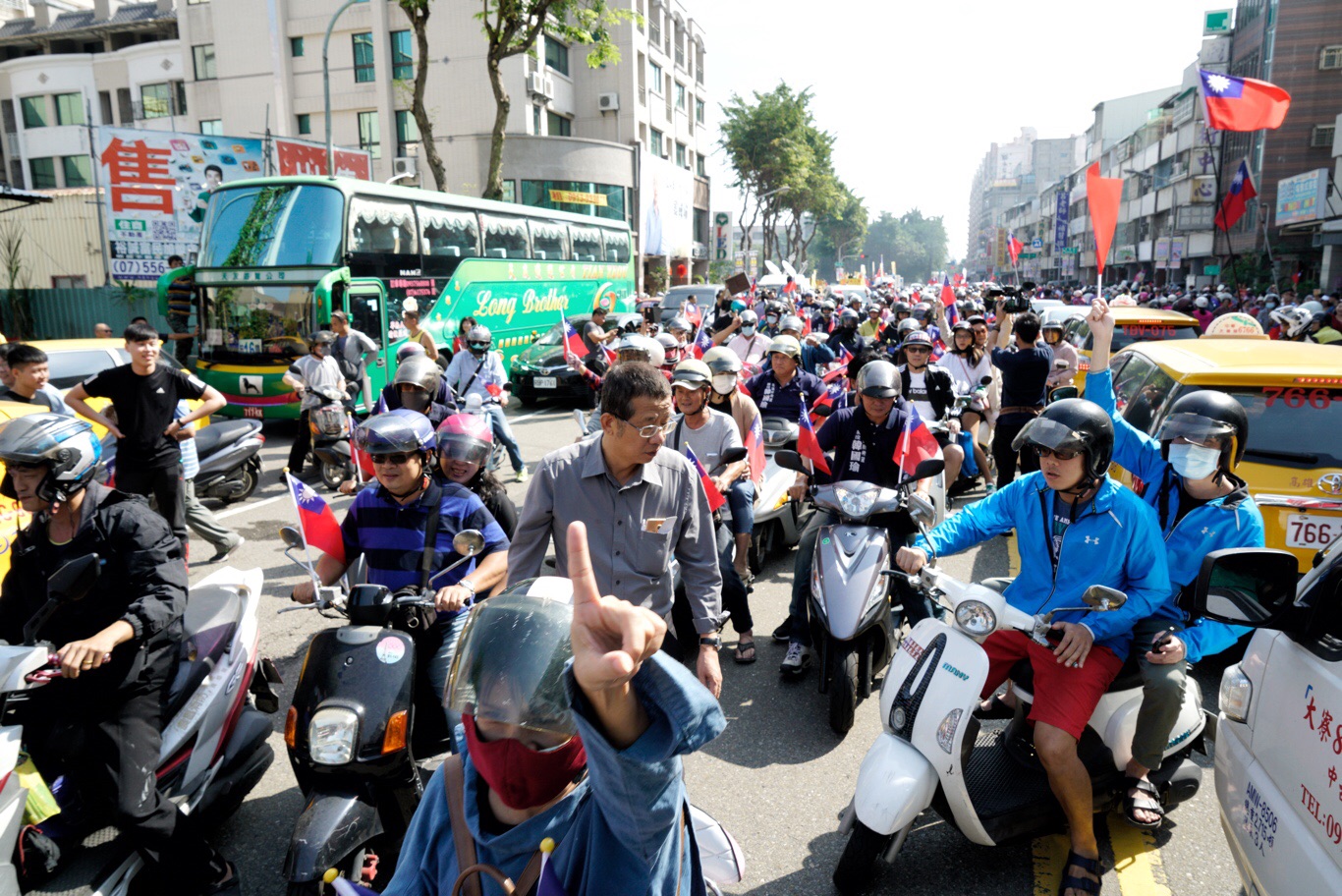 國民黨高雄市長候選人韓國瑜今(23)日上午前往左楠地區掃街拜票,熱情民眾騎著機車跟隨掃街車隊,又見「貪食蛇」景象。 圖:張良一/攝 國民黨高雄市長候選人韓國瑜今(23)日上午前往左楠地區掃街拜票,熱情民眾騎著機車跟隨掃街車隊,又見「貪食蛇」景象。 圖:張良一/攝
