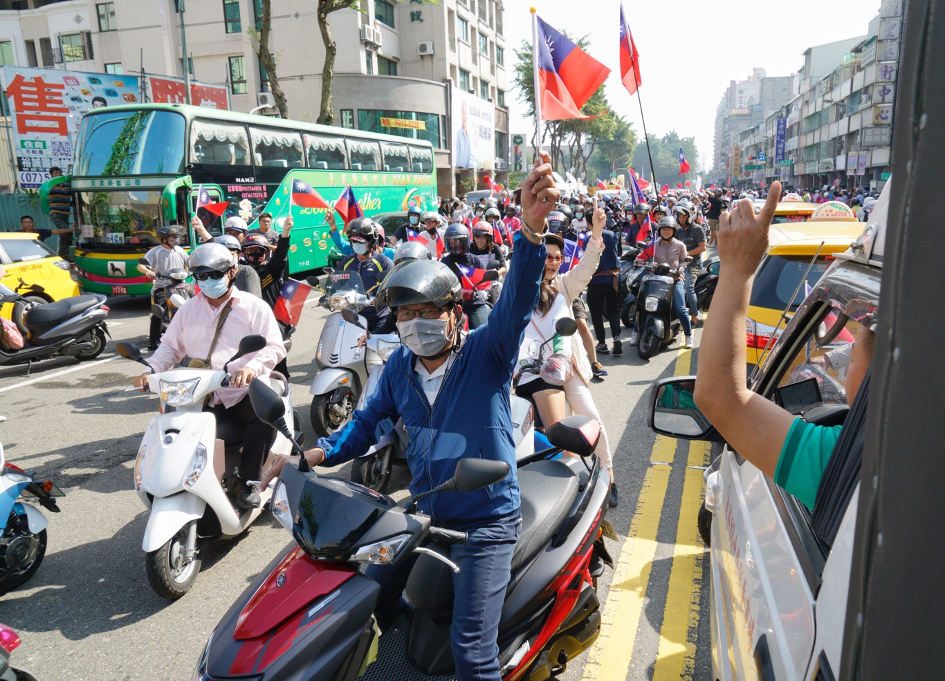 國民黨高雄市長候選人韓國瑜今(23)日上午前往左楠地區掃街拜票,熱情民眾騎著機車跟隨掃街車隊,又見「貪食蛇」景象。 圖:張良一/攝 國民黨高雄市長候選人韓國瑜今(23)日上午前往左楠地區掃街拜票,熱情民眾騎著機車跟隨掃街車隊,又見「貪食蛇」景象。 圖:張良一/攝