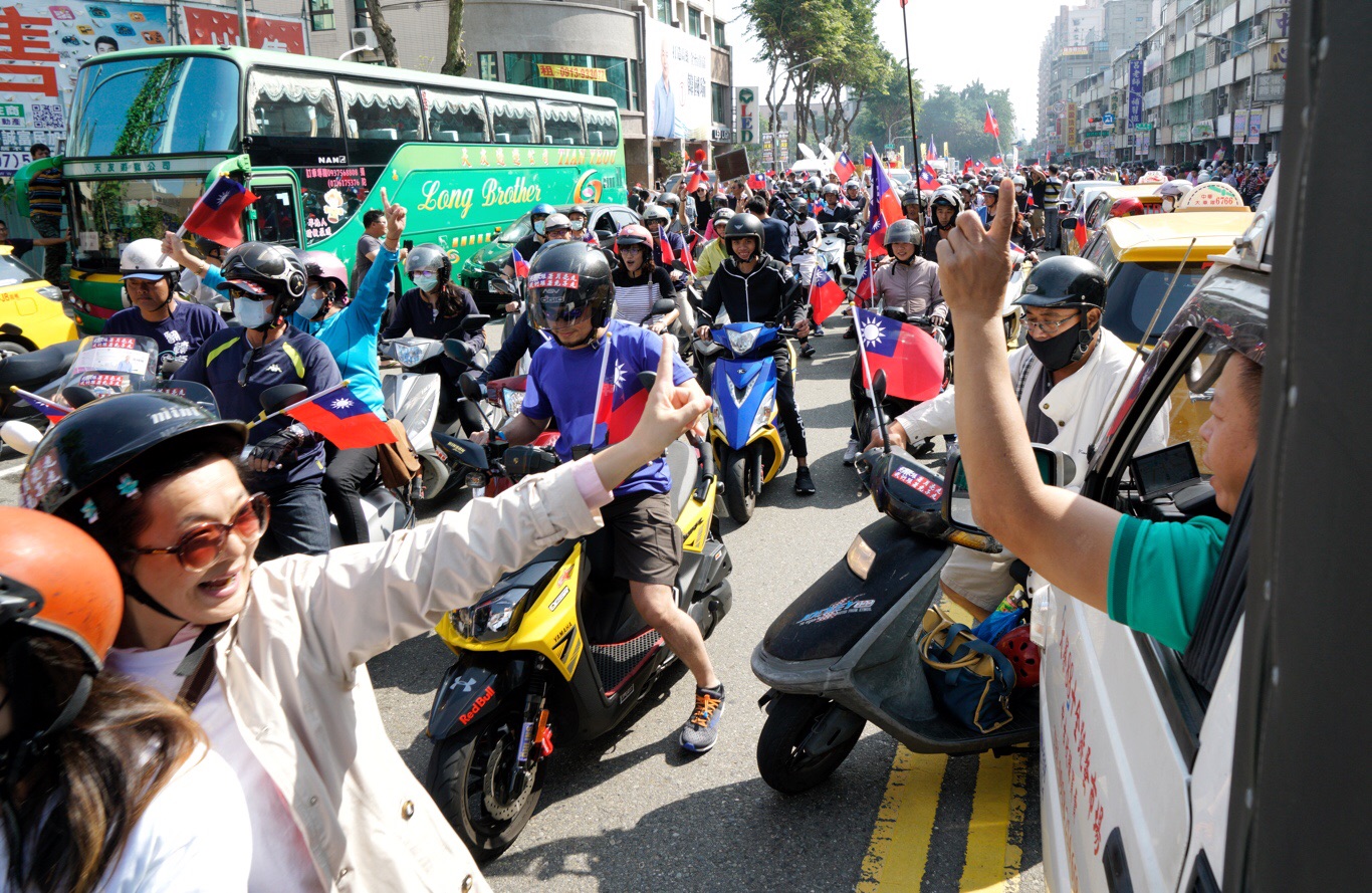 國民黨高雄市長候選人韓國瑜今(23)日上午前往左楠地區掃街拜票,熱情民眾騎著機車跟隨掃街車隊,又見「貪食蛇」景象。 圖:張良一/攝 國民黨高雄市長候選人韓國瑜今(23)日上午前往左楠地區掃街拜票,熱情民眾騎著機車跟隨掃街車隊,又見「貪食蛇」景象。 圖:張良一/攝