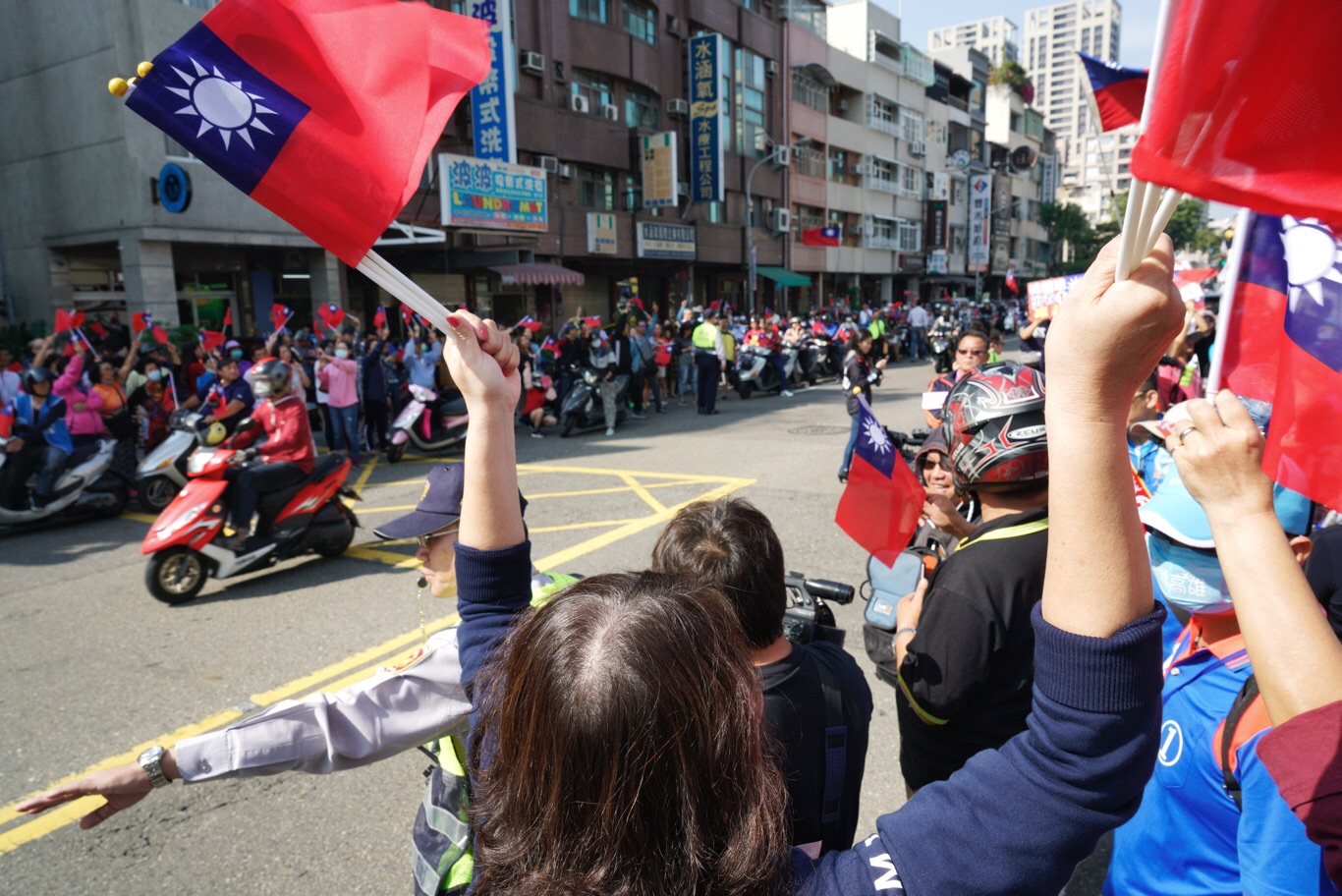 國民黨高雄市長候選人韓國瑜今(23)日上午前往左楠地區掃街拜票,民眾手拿國旗表達支持,熱鬧氛圍彷彿嘉年華。 圖:張良一/攝 國民黨高雄市長候選人韓國瑜今(23)日上午前往左楠地區掃街拜票,民眾手拿國旗表達支持,熱鬧氛圍彷彿嘉年華。 圖:張良一/攝