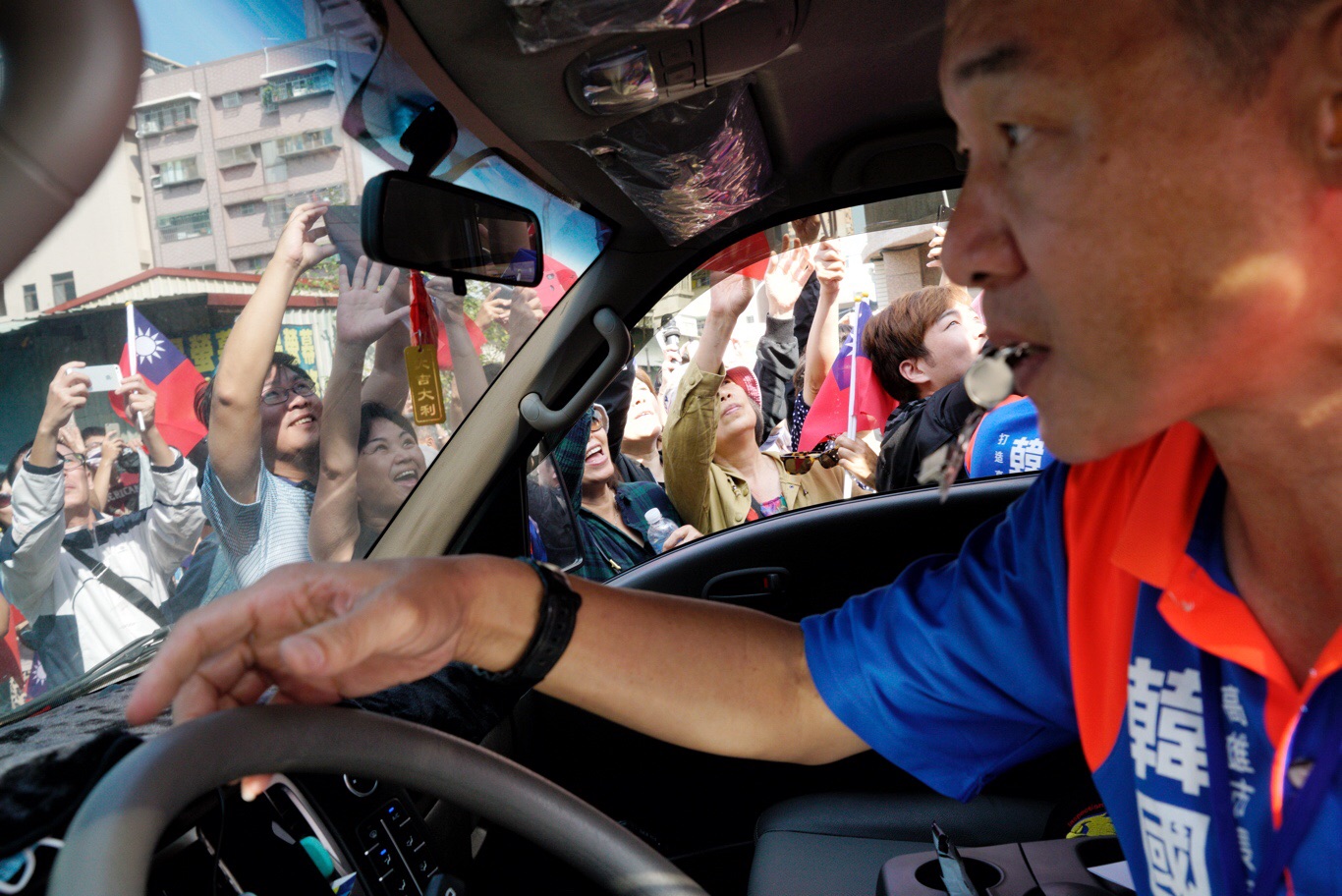 國民黨高雄市長候選人韓國瑜今(23)日上午前往左楠地區掃街拜票,民眾手拿國旗表達支持,熱鬧氛圍彷彿嘉年華。 圖:張良一/攝 國民黨高雄市長候選人韓國瑜今(23)日上午前往左楠地區掃街拜票,民眾手拿國旗表達支持,熱鬧氛圍彷彿嘉年華。 圖:張良一/攝