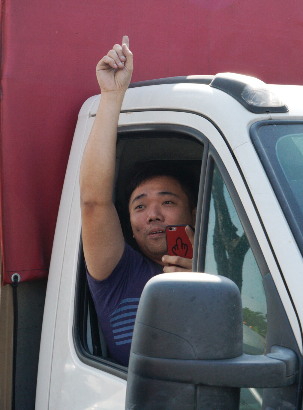 國民黨高雄市長候選人韓國瑜今(23)日上午前往左楠地區掃街拜票,熱情民眾比出號次表達相挺。 圖:張良一/攝 國民黨高雄市長候選人韓國瑜今(23)日上午前往左楠地區掃街拜票,熱情民眾比出號次表達相挺。 圖:張良一/攝