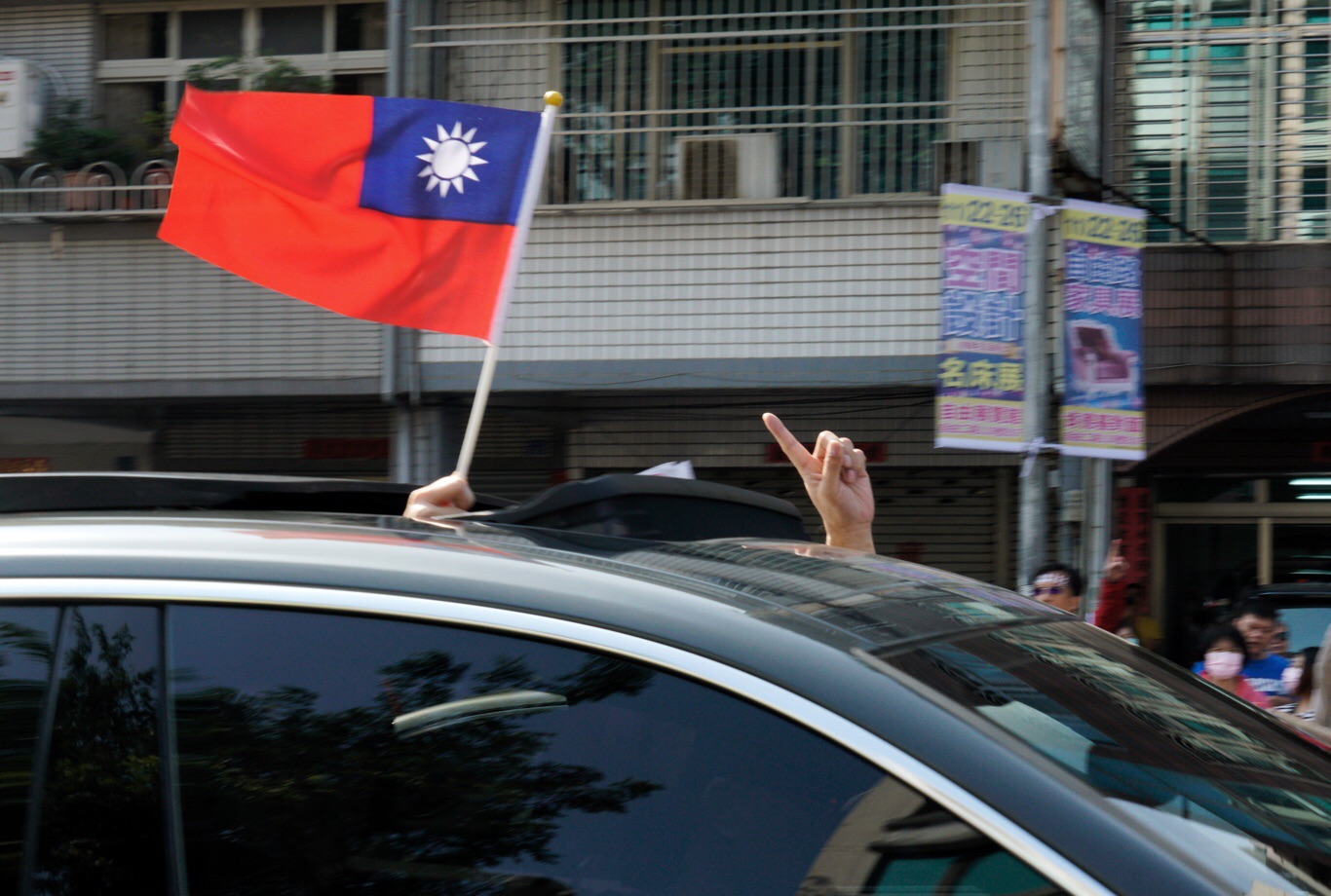 國民黨高雄市長候選人韓國瑜今(23)日上午前往左楠地區掃街拜票,熱情民眾比出號次表達相挺。 圖:張良一/攝 國民黨高雄市長候選人韓國瑜今(23)日上午前往左楠地區掃街拜票,熱情民眾比出號次表達相挺。 圖:張良一/攝