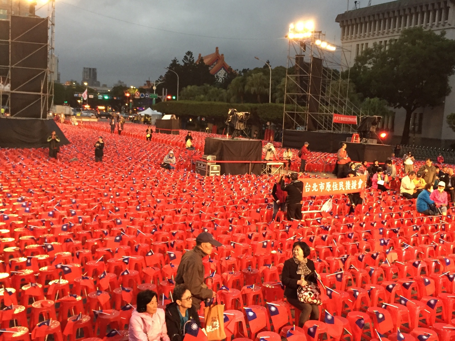 丁守中競選辦公室發言人詹為元表示,現場擺放1萬8千張椅子,若晚間景福門開放,他們也已經提前預備2千張椅子,若再加上站立的民眾,將湧入上看2萬5到3萬人。 圖:趙婉淳/攝 丁守中競選辦公室發言人詹為元表示,現場擺放1萬8千張椅子,若晚間景福門開放,他們也已經提前預備2千張椅子,若再加上站立的民眾,將湧入上看2萬5到3萬人。 圖:趙婉淳/攝