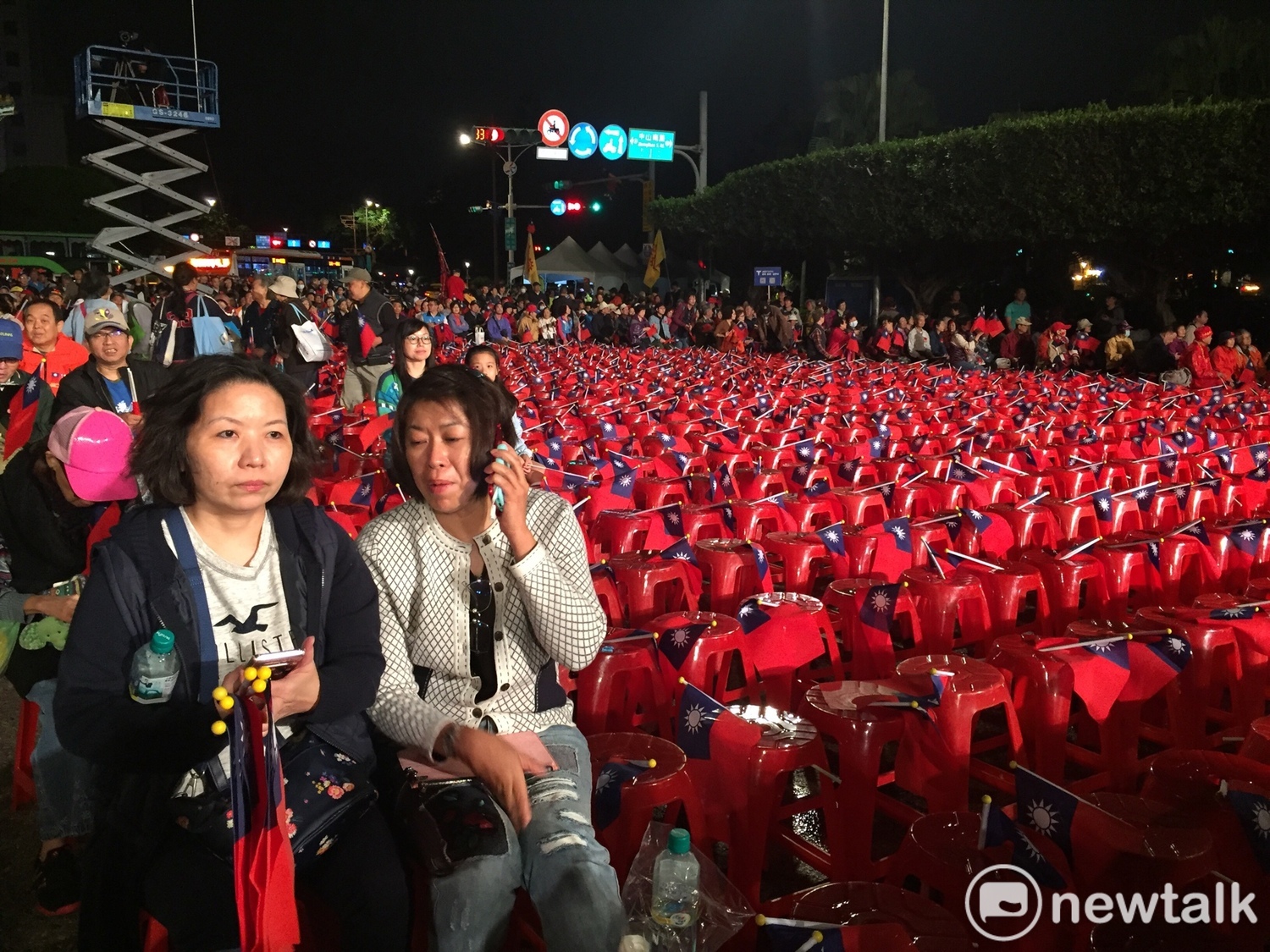 丁守中陣營今晚預先在凱道會場擺放1萬8千張椅子,並提前預備2千張椅子以備不時之需,晚間近7點拉開序幕之前,總共有近四分之三座滿,逾萬人湧入凱道力挺丁守中。 圖:趙婉淳/攝 丁守中陣營今晚預先在凱道會場擺放1萬8千張椅子,並提前預備2千張椅子以備不時之需,晚間近7點拉開序幕之前,總共有近四分之三座滿,逾萬人湧入凱道力挺丁守中。 圖:趙婉淳/攝