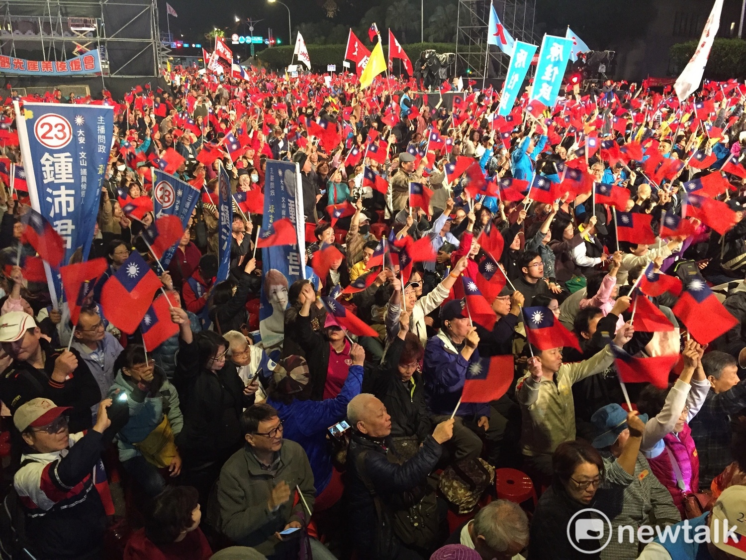 丁守中晚間在凱道舉辦選前之夜。 圖:趙婉淳/攝 丁守中晚間在凱道舉辦選前之夜。 圖:趙婉淳/攝