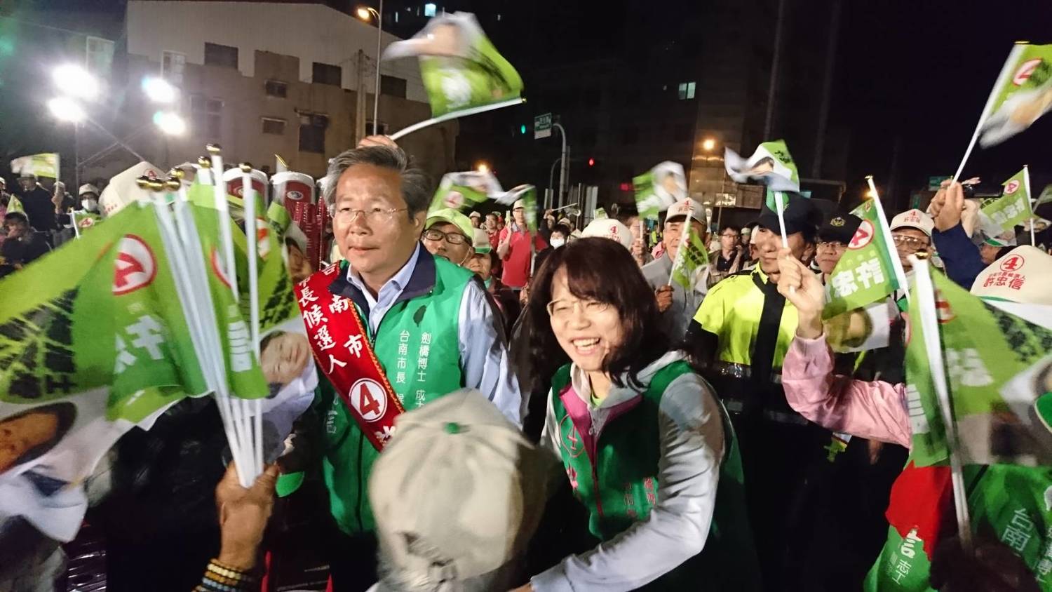 許忠信舉辦「喜歡台南選前之夜」,請來前國防部副部長蔡明憲等人助講,爭取本土支持力量。(黃博郎攝) 圖:黃博郎/攝 許忠信舉辦「喜歡台南選前之夜」,請來前國防部副部長蔡明憲等人助講,爭取本土支持力量。(黃博郎攝) 圖:黃博郎/攝