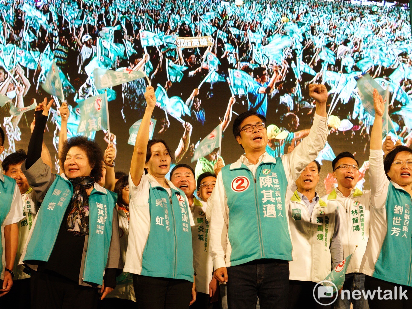 現場現場支持者凍蒜聲一波接一波,前高雄市長花媽站台助選。 圖:張良一 /攝影 現場現場支持者凍蒜聲一波接一波,前高雄市長花媽站台助選。 圖:張良一 /攝影