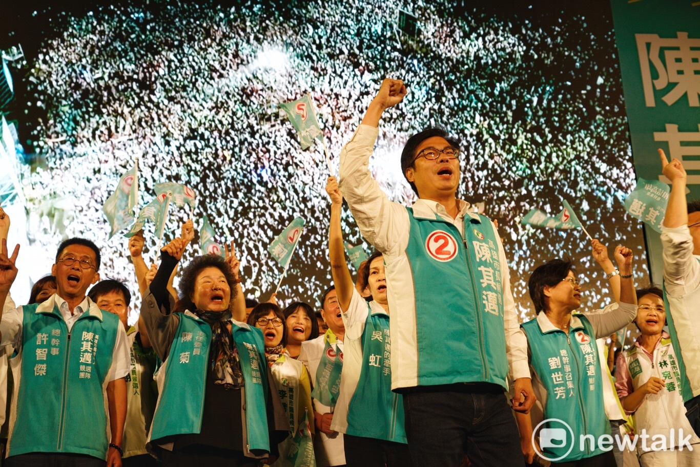 現場現場支持者凍蒜聲一波接一波,前高雄市長花媽站台助選。 圖:張良一 /攝影 現場現場支持者凍蒜聲一波接一波,前高雄市長花媽站台助選。 圖:張良一 /攝影