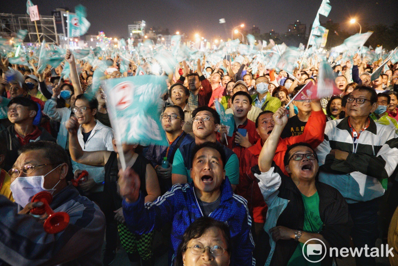 現場民眾熱情搖旗吶喊表示支持。 圖:張良一/ 攝影 現場民眾熱情搖旗吶喊表示支持。 圖:張良一/ 攝影
