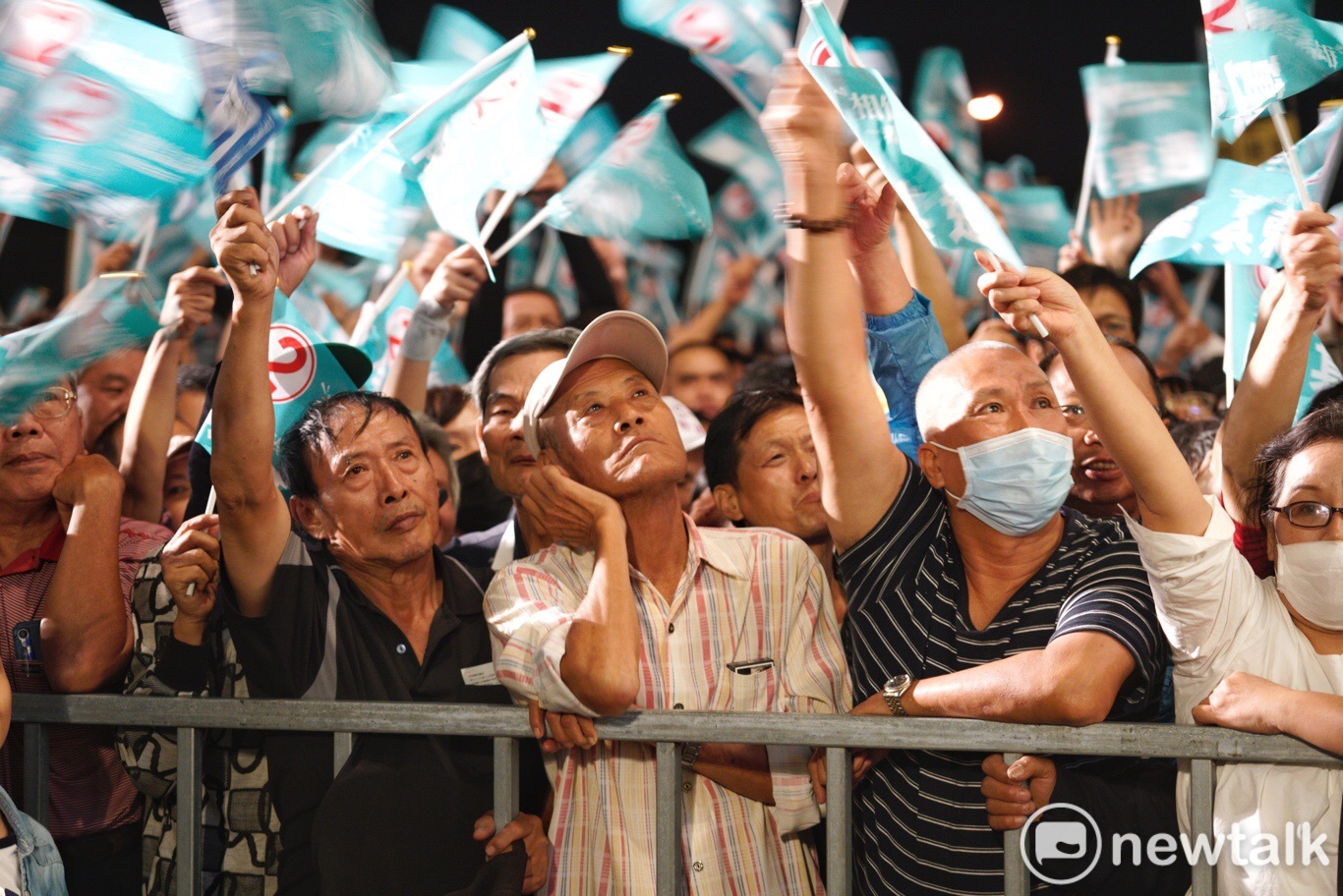 現場現場支持者凍蒜聲一波接一波,現場民眾熱情搖旗支持。 圖:張良一 /攝影 現場現場支持者凍蒜聲一波接一波,現場民眾熱情搖旗支持。 圖:張良一 /攝影