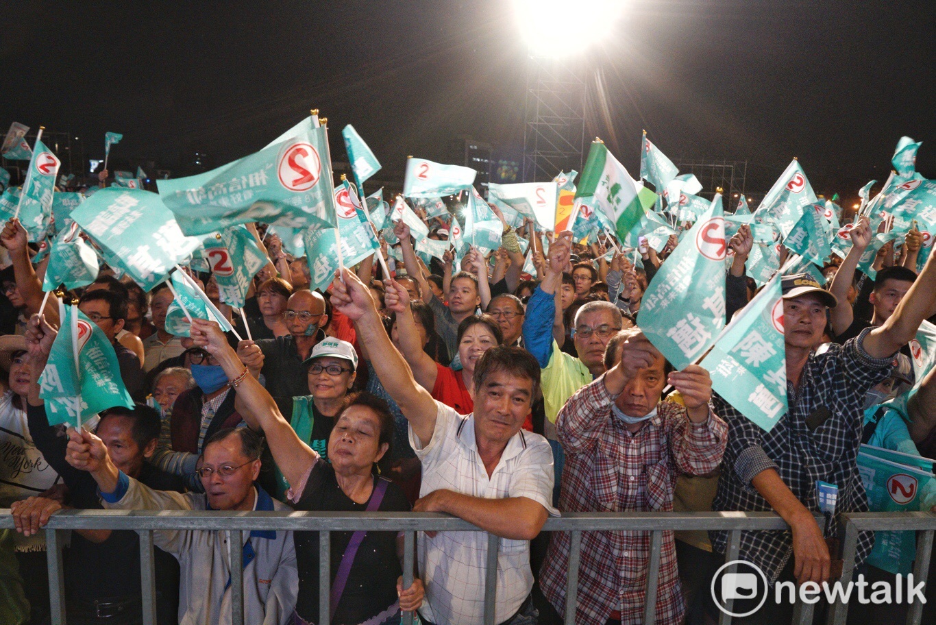 現場現場支持者凍蒜聲一波接一波,現場民眾熱情搖旗支持。 圖:張良一/ 攝影 現場現場支持者凍蒜聲一波接一波,現場民眾熱情搖旗支持。 圖:張良一/ 攝影